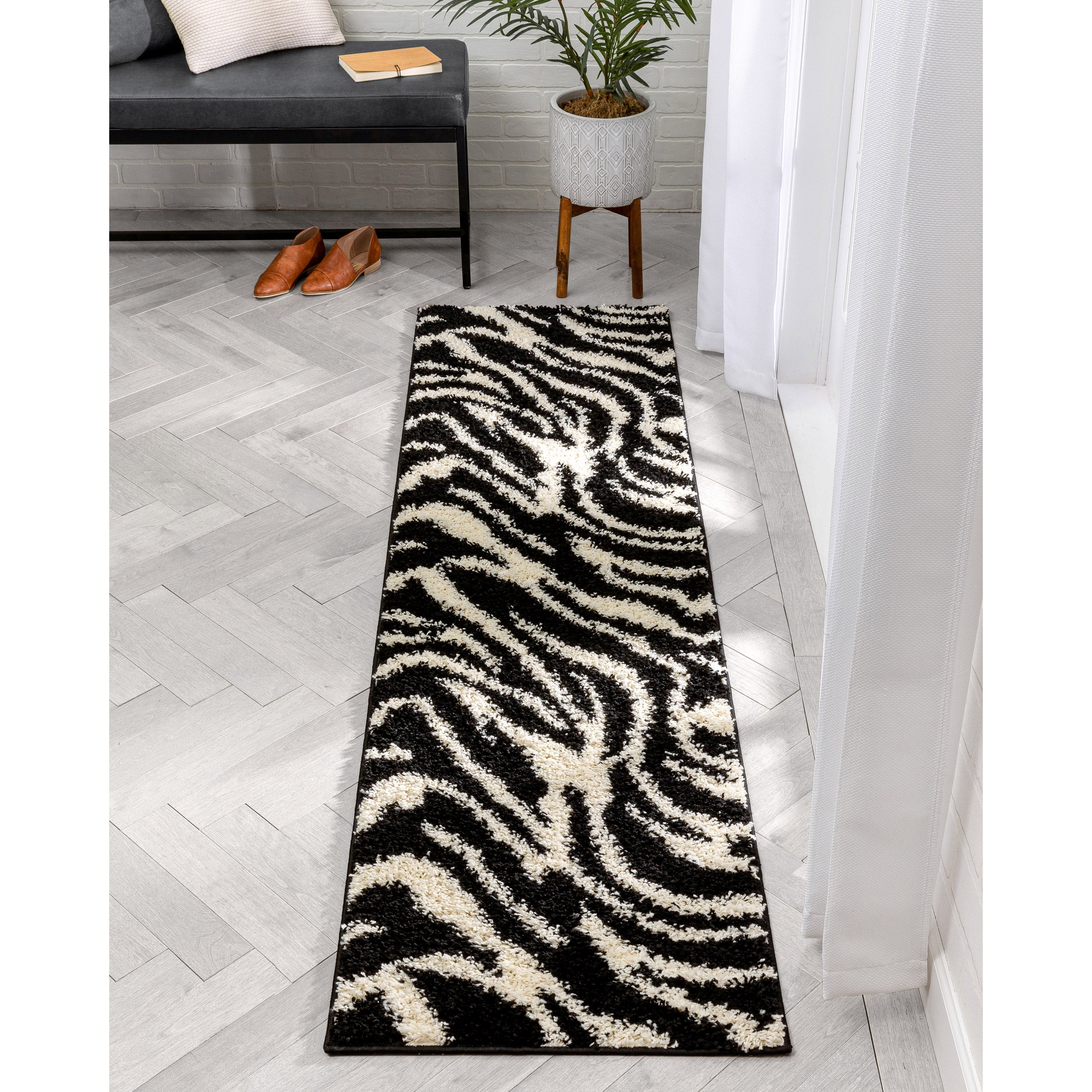 Moderner Shag-Teppich in Safari-Zebra-Optik in Schwarz