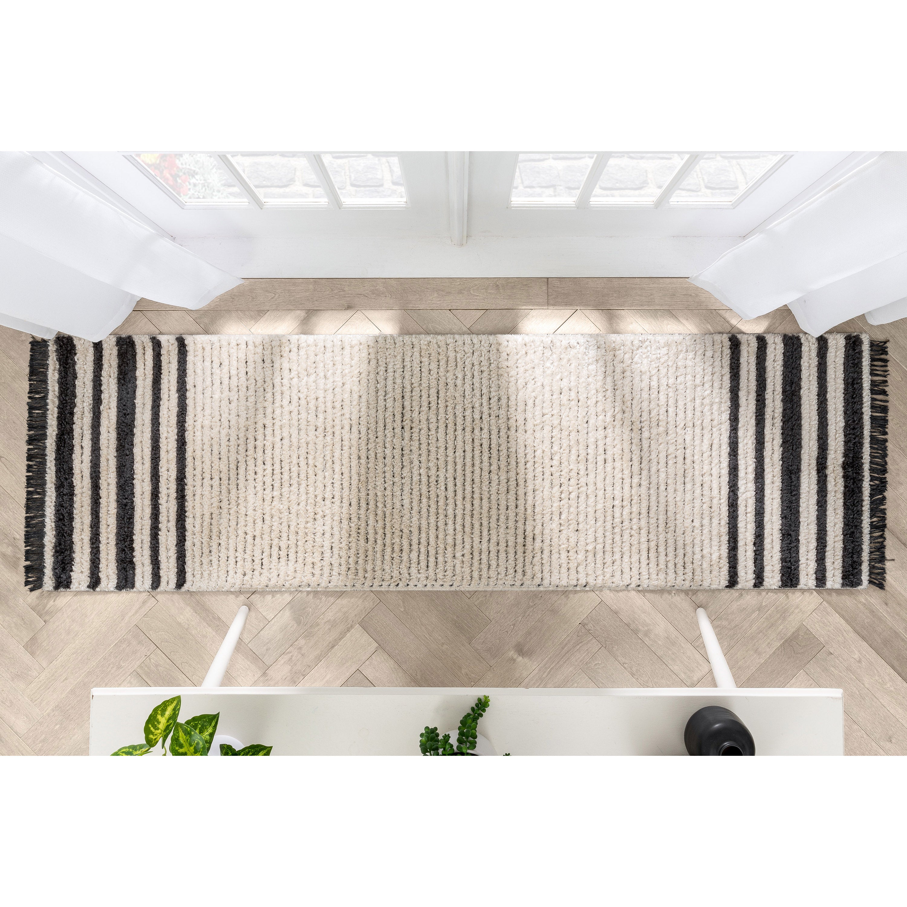 Adriel Tribal-Teppich mit festem Randmuster und elfenbeinfarbenem High-Low-Strukturflor