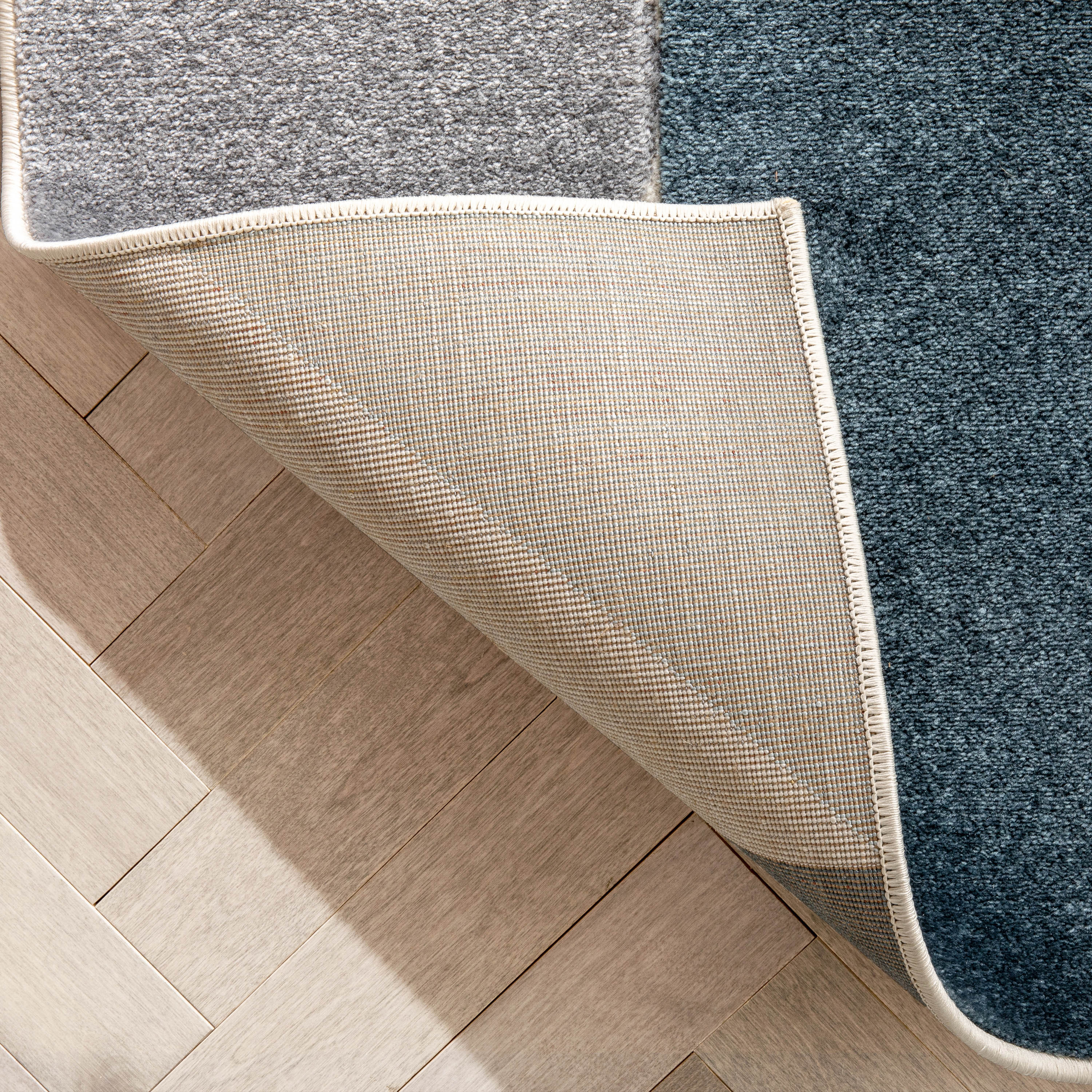 Dede Blauer Mid-Century Modern Teppich mit geometrischen Formen von Chill Rugs