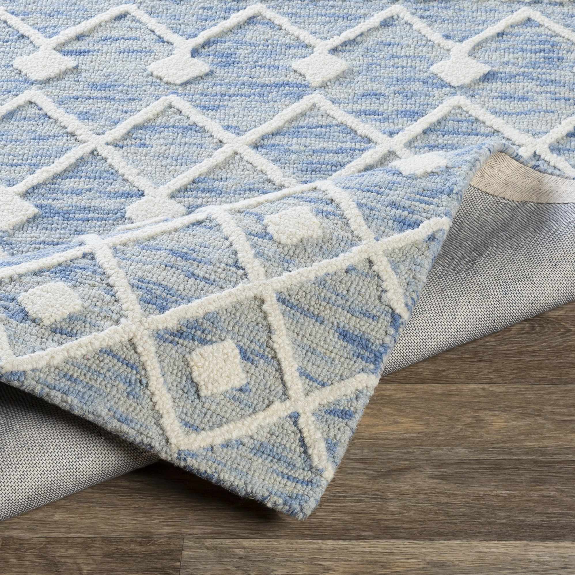 Blauer Plainwell-Wollteppich mit Pr&auml;gung &ndash; Ausverkauf