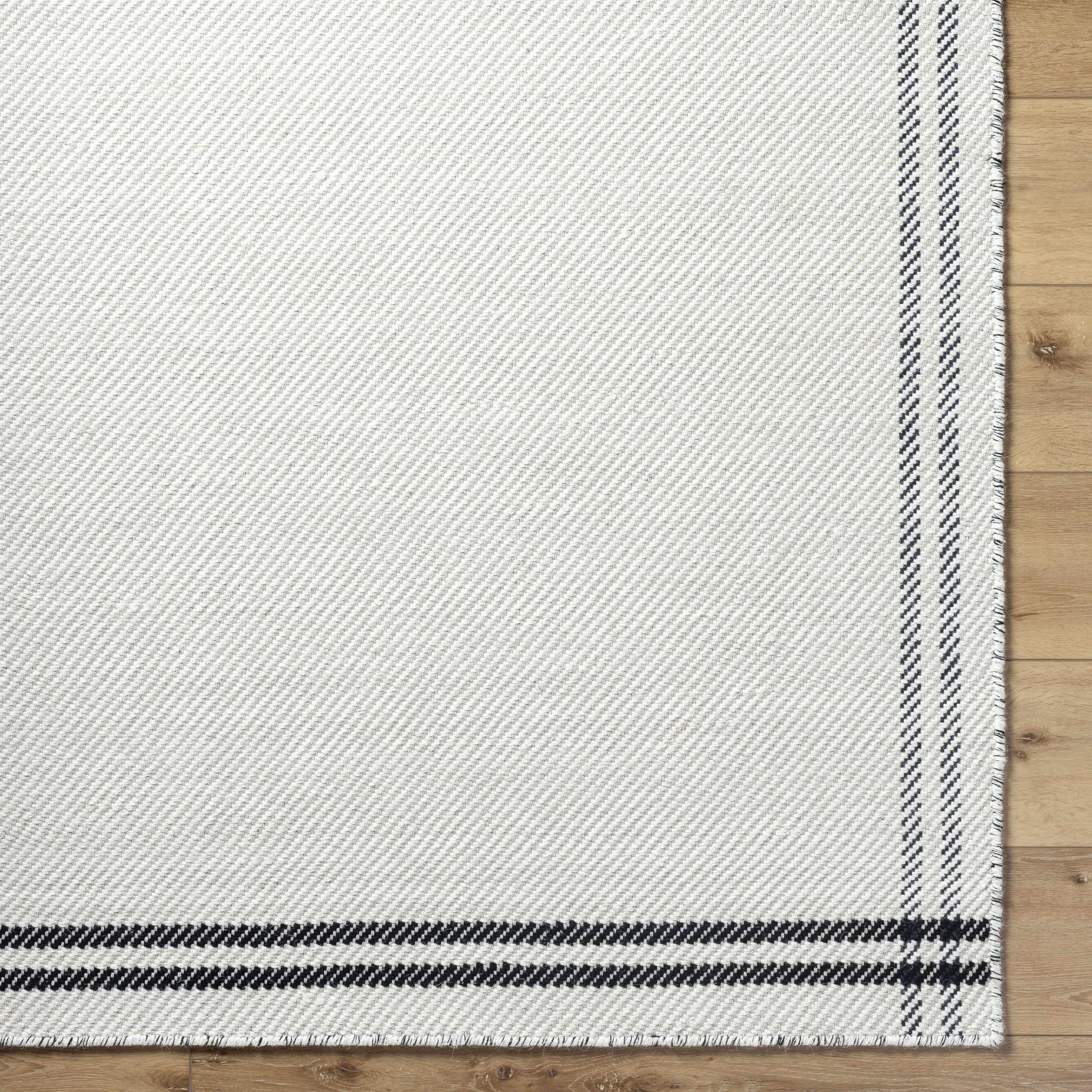 Nimue-Teppich mit cremefarbenem und blauem Rand