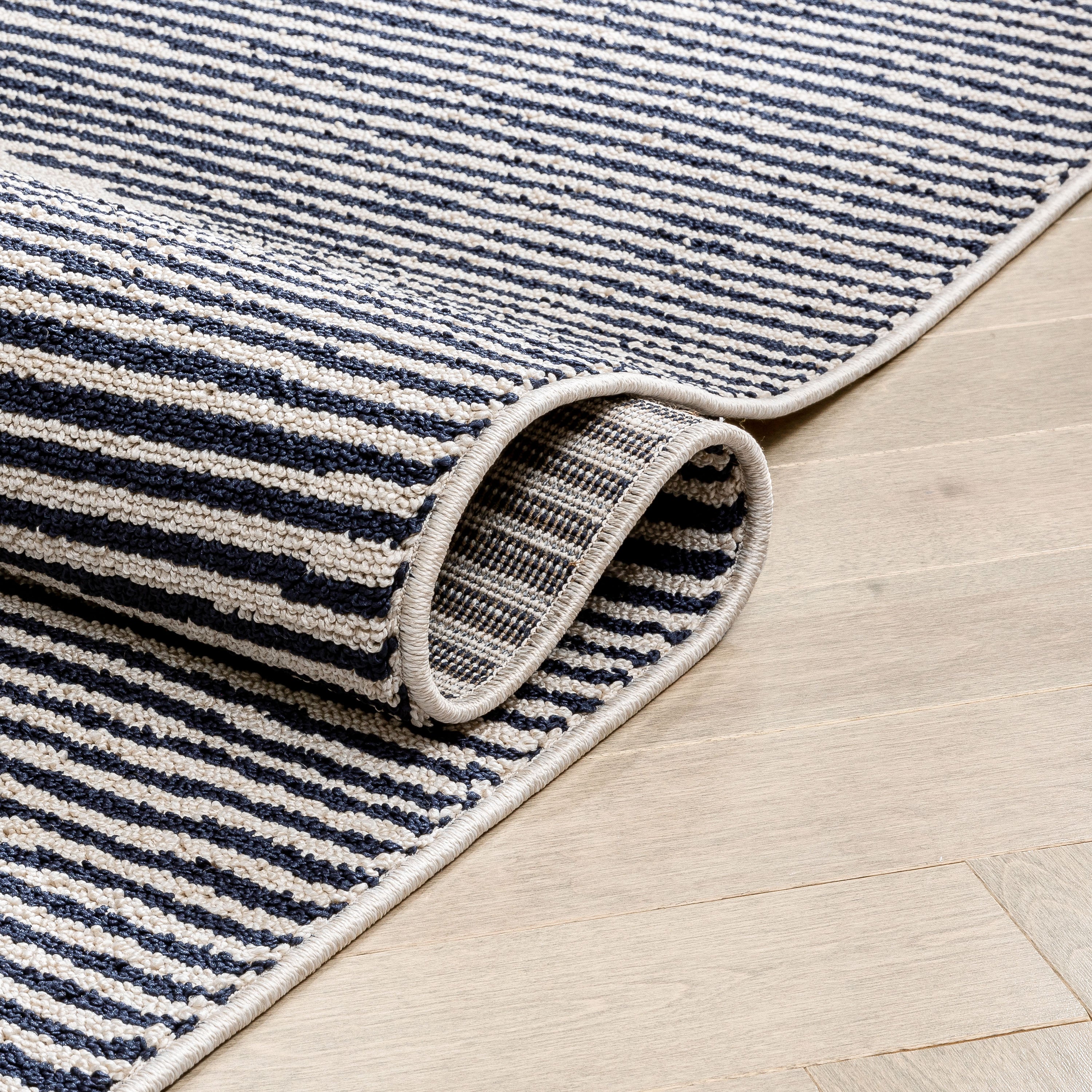 Aztekischer, geometrischer Kelim-Teppich mit Rei&szlig;verschluss in Elfenbein und Marineblau