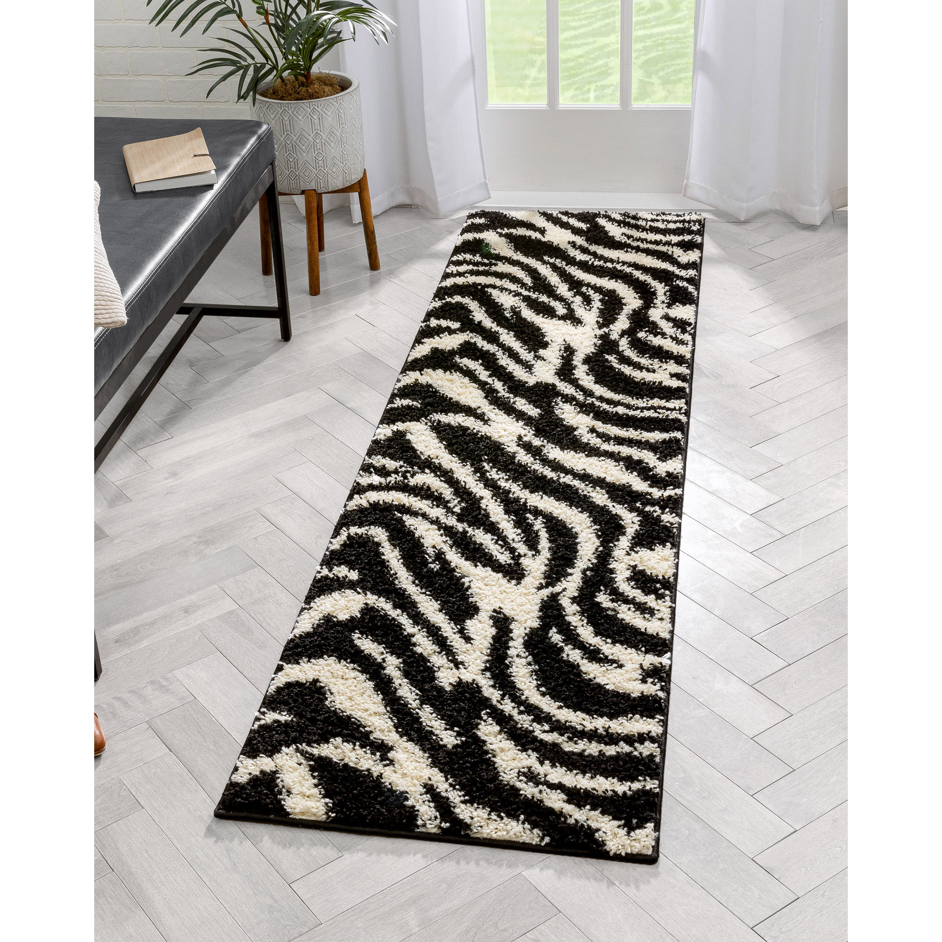 Moderner Shag-Teppich in Safari-Zebra-Optik in Schwarz
