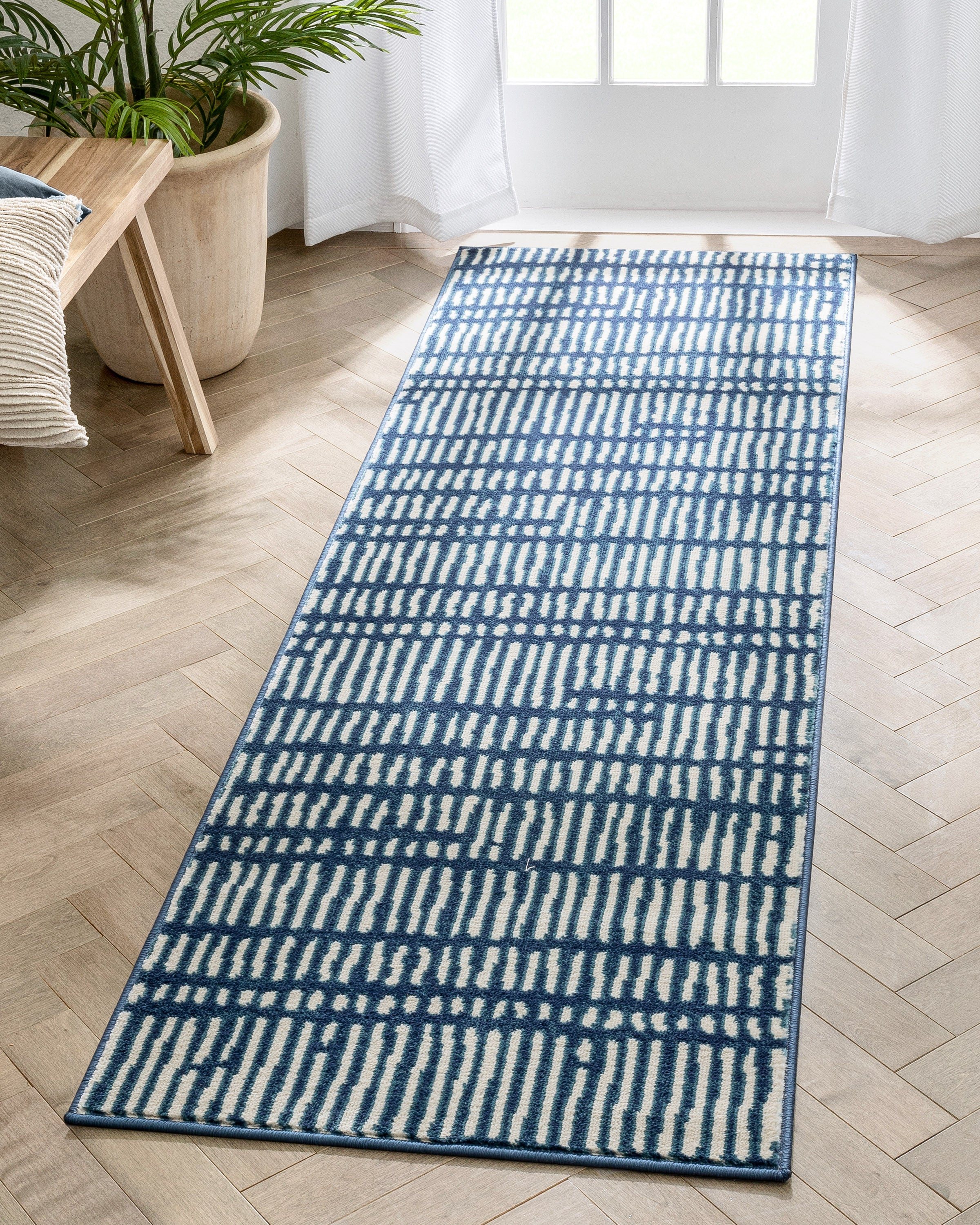 Wilder Tribal-Teppich mit geometrischen Streifen in Blau im Used-Look