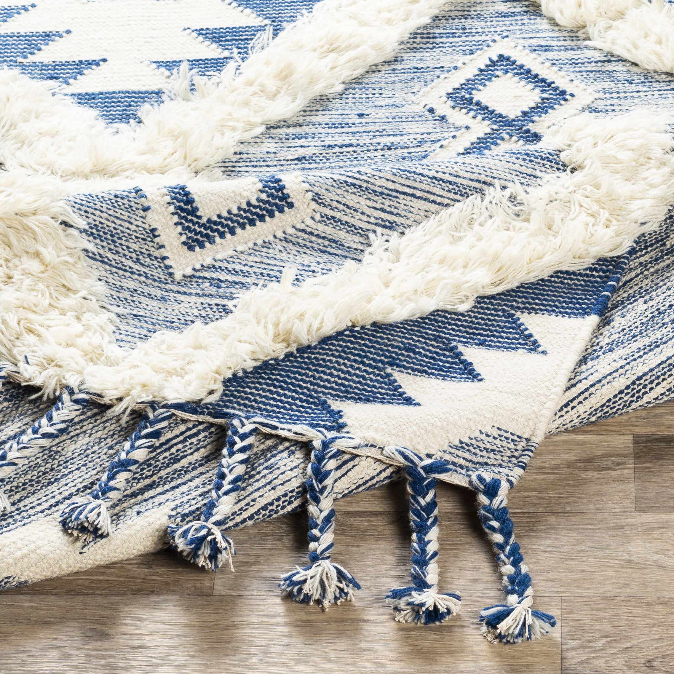 Blauer/wei&szlig;er Wollteppich von Painesdale &ndash; Ausverkauf