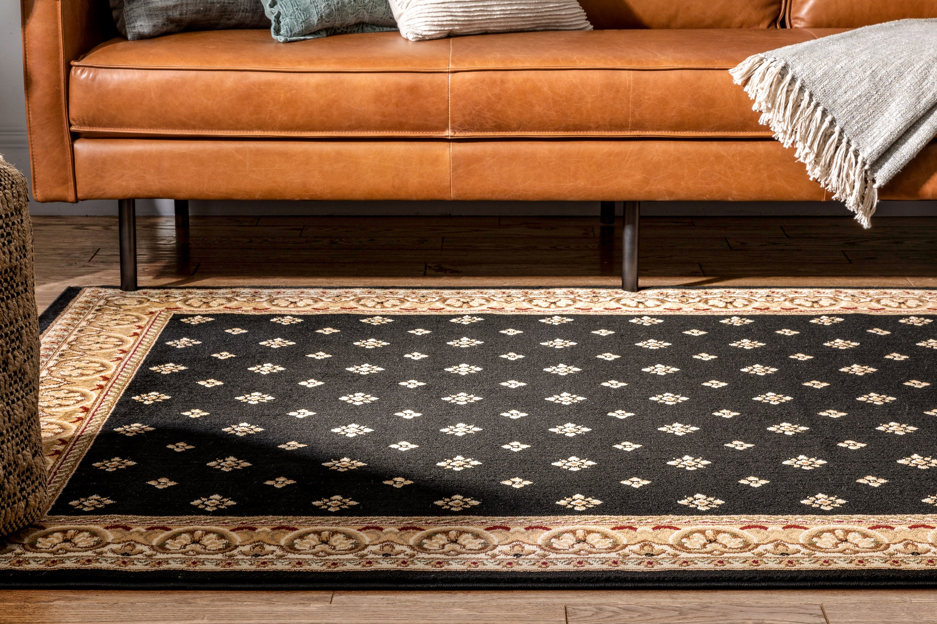Schwarzer traditioneller Teppich &bdquo;Hudson Terrace&ldquo;.