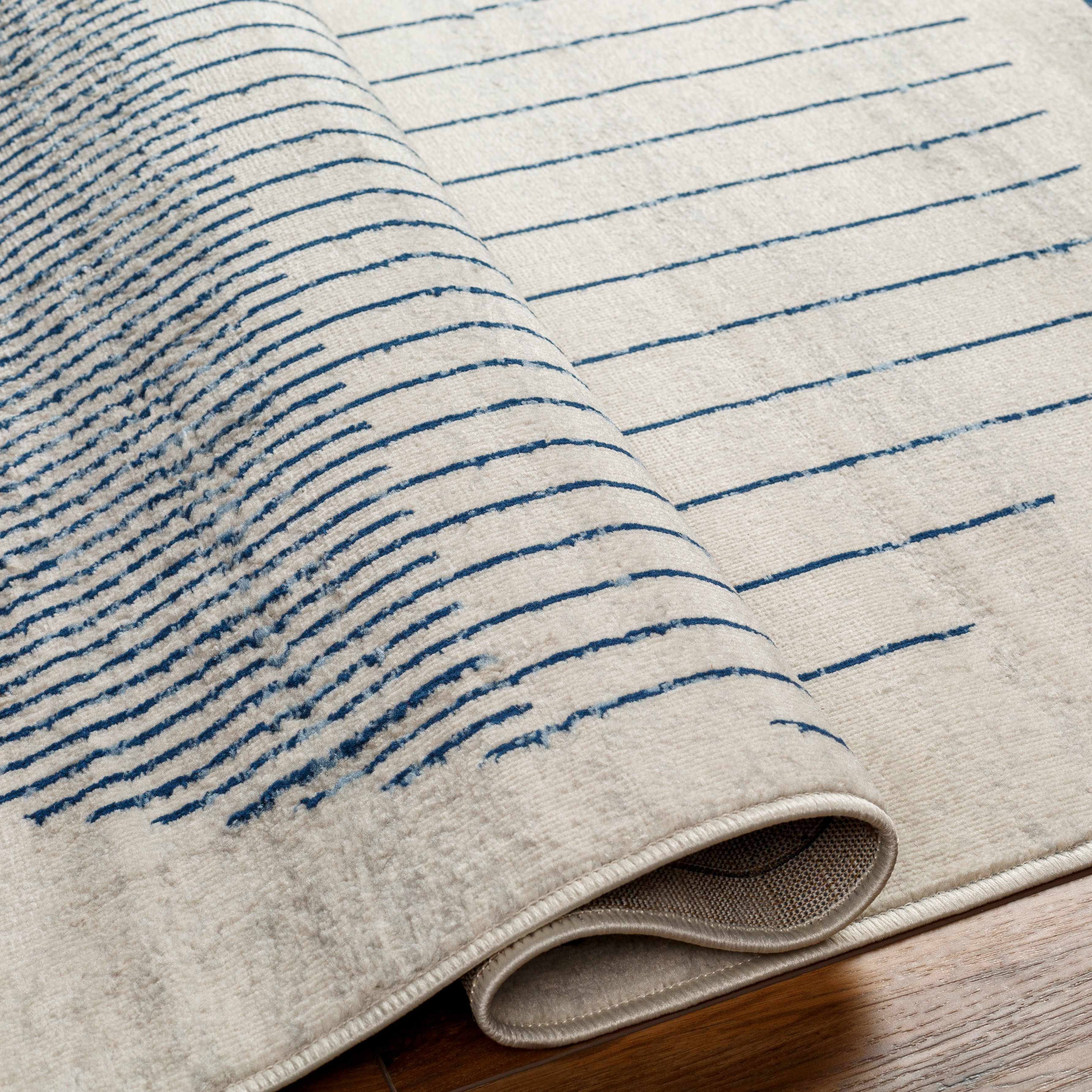 Geometrischer Angus-Teppich in Blau und Wei&szlig;