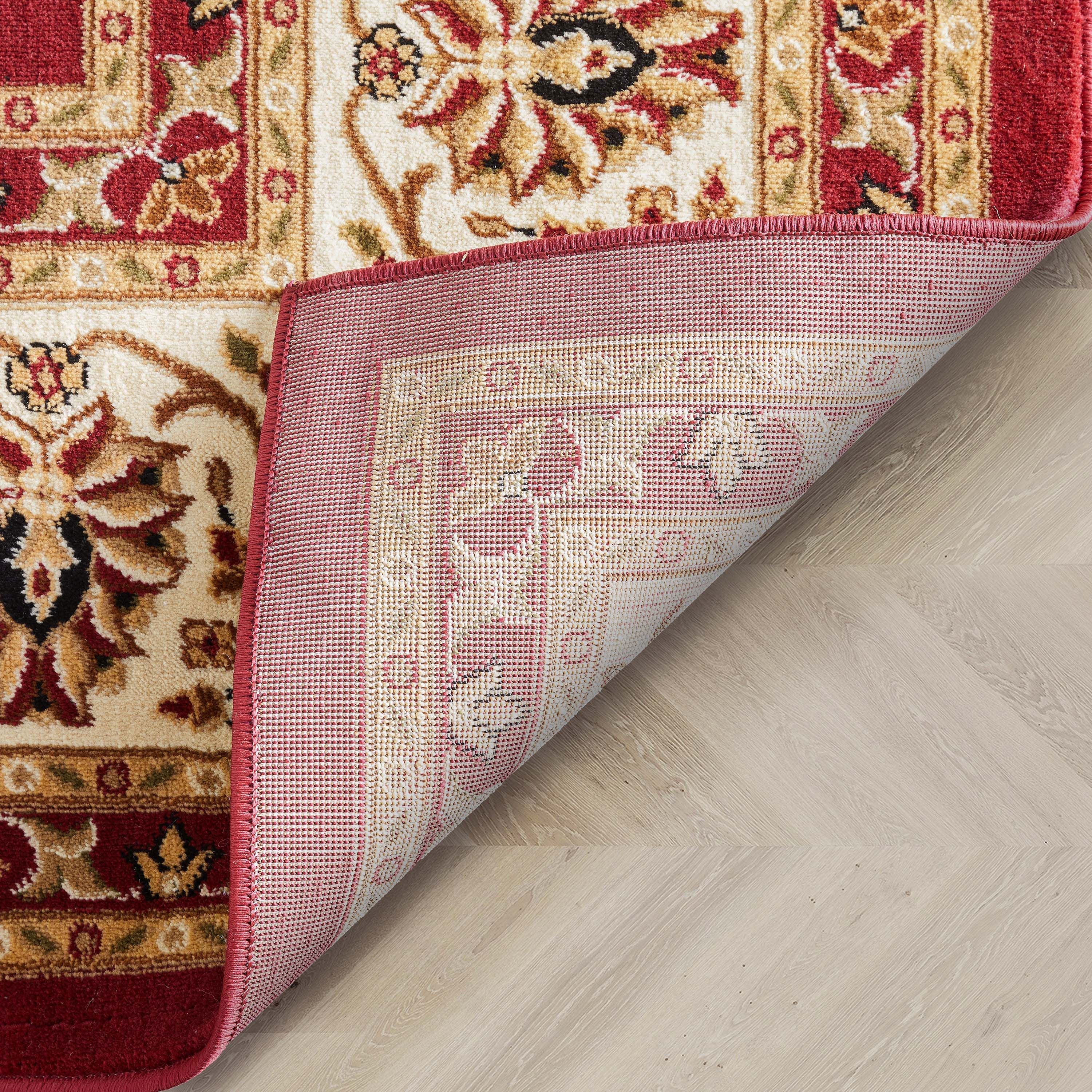 Traditioneller roter Sarouk-Teppich