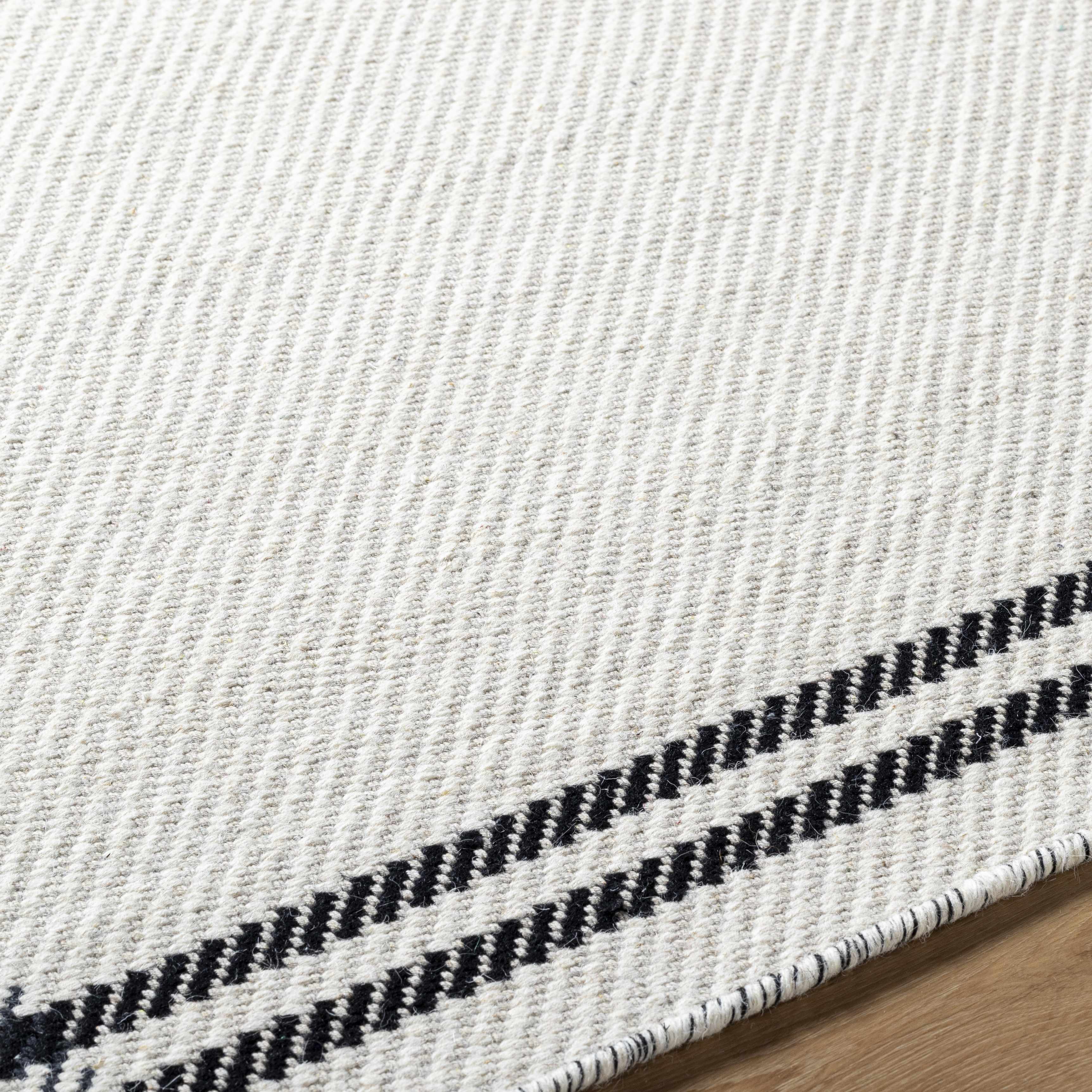 Nimue-Teppich mit cremefarbenem und blauem Rand
