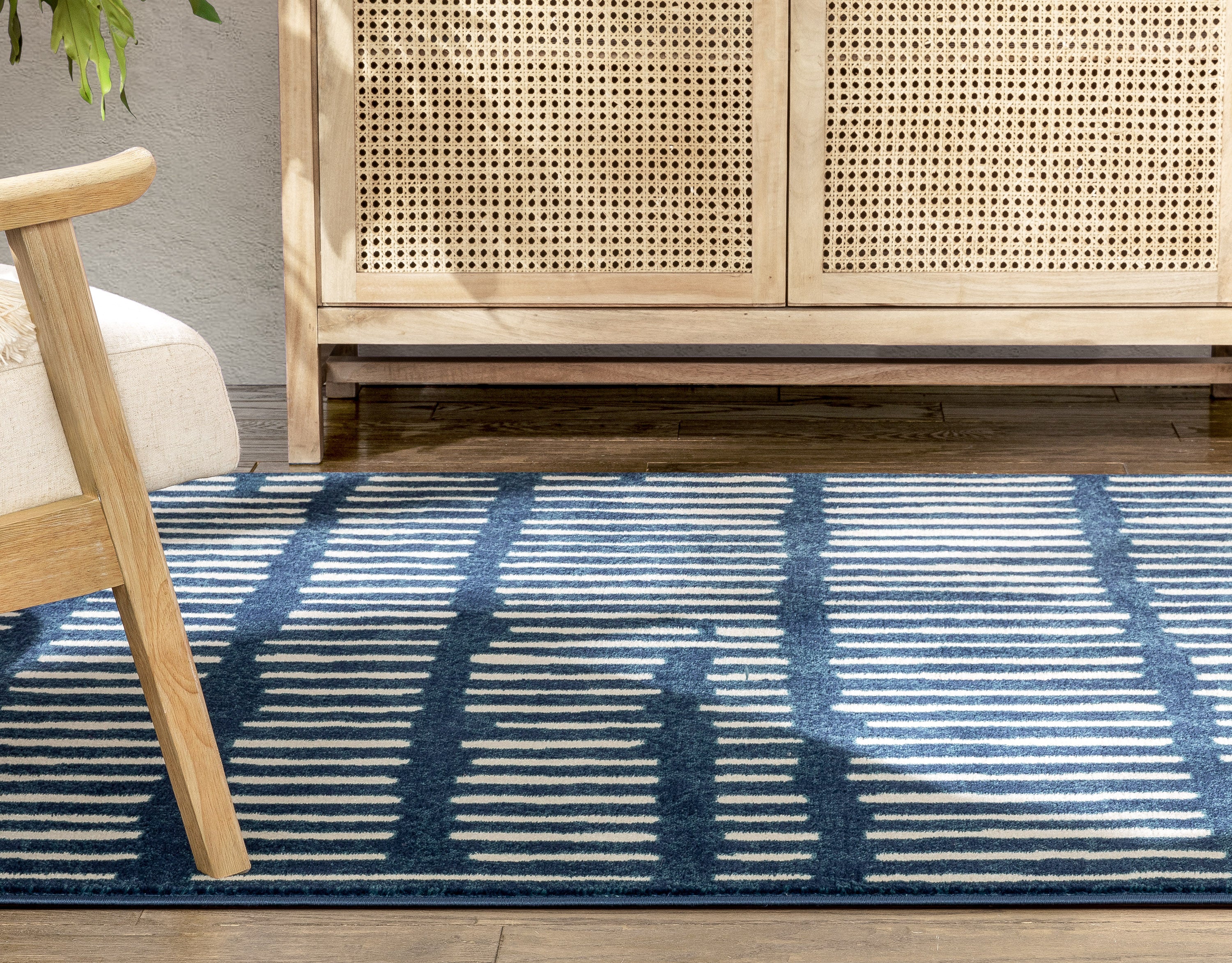 Wilder Tribal-Teppich mit geometrischen Streifen in Blau im Used-Look