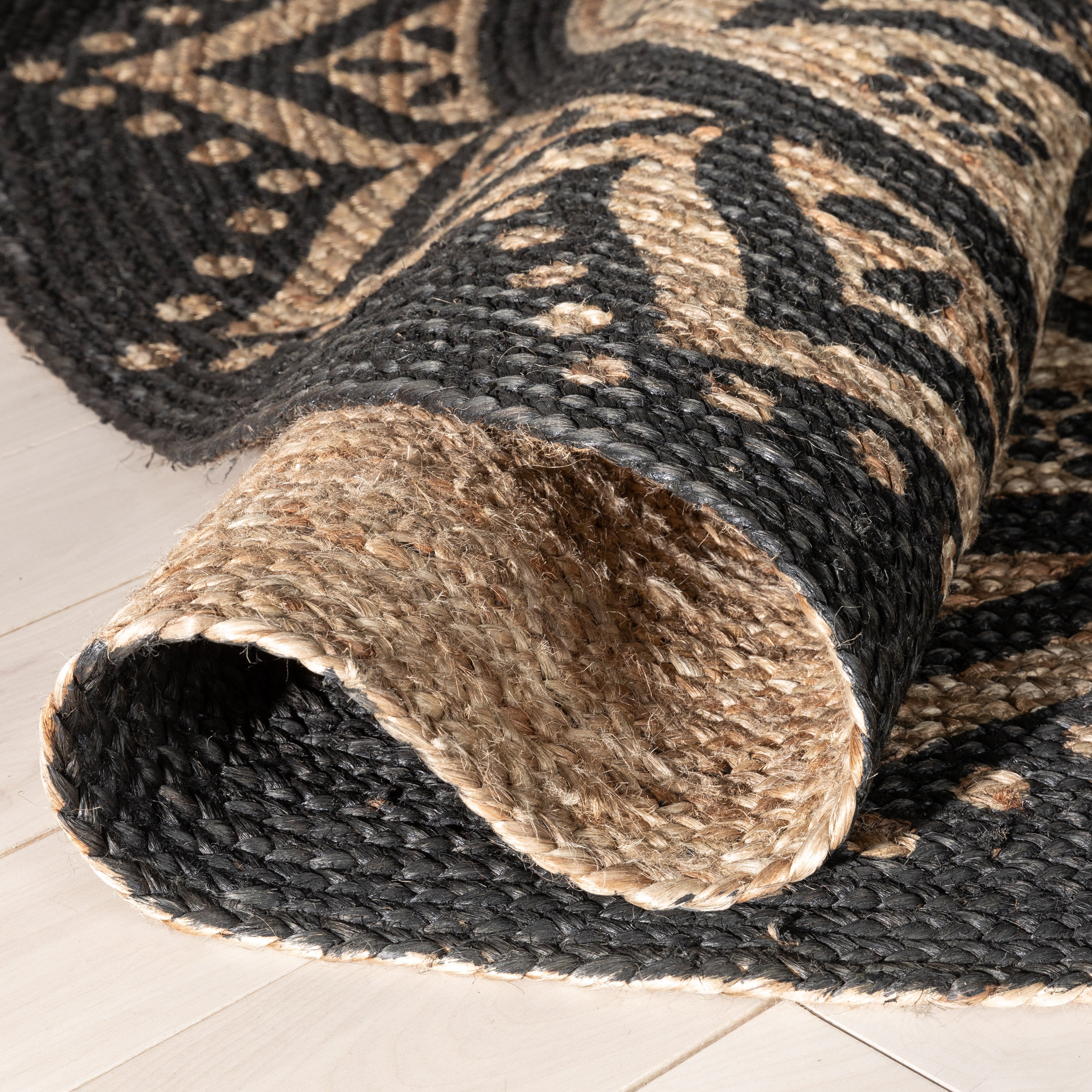 Kiera Bohemian Tribal handgeflochtener schwarzer Jute-Naturteppich