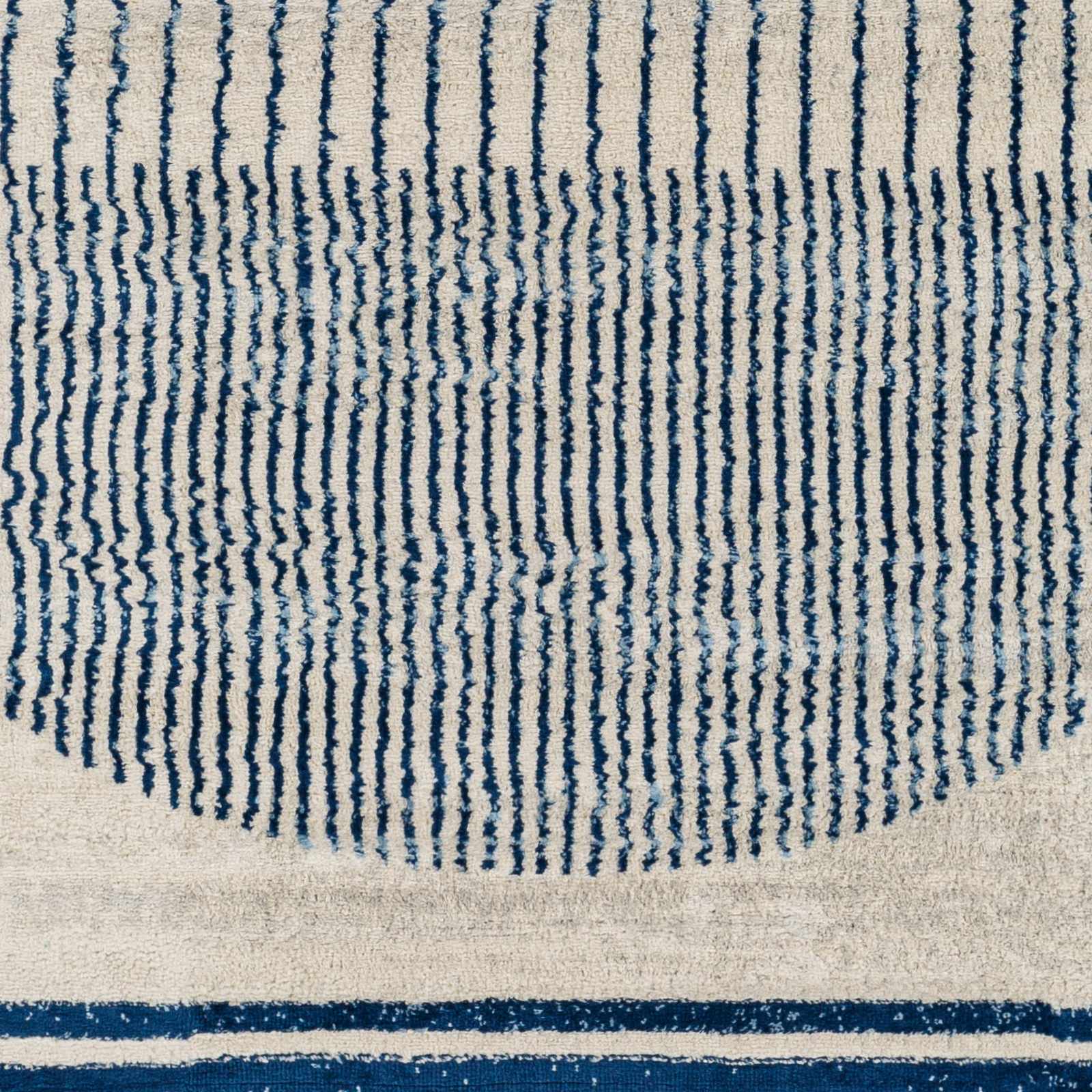Geometrischer Angus-Teppich in Blau und Wei&szlig;