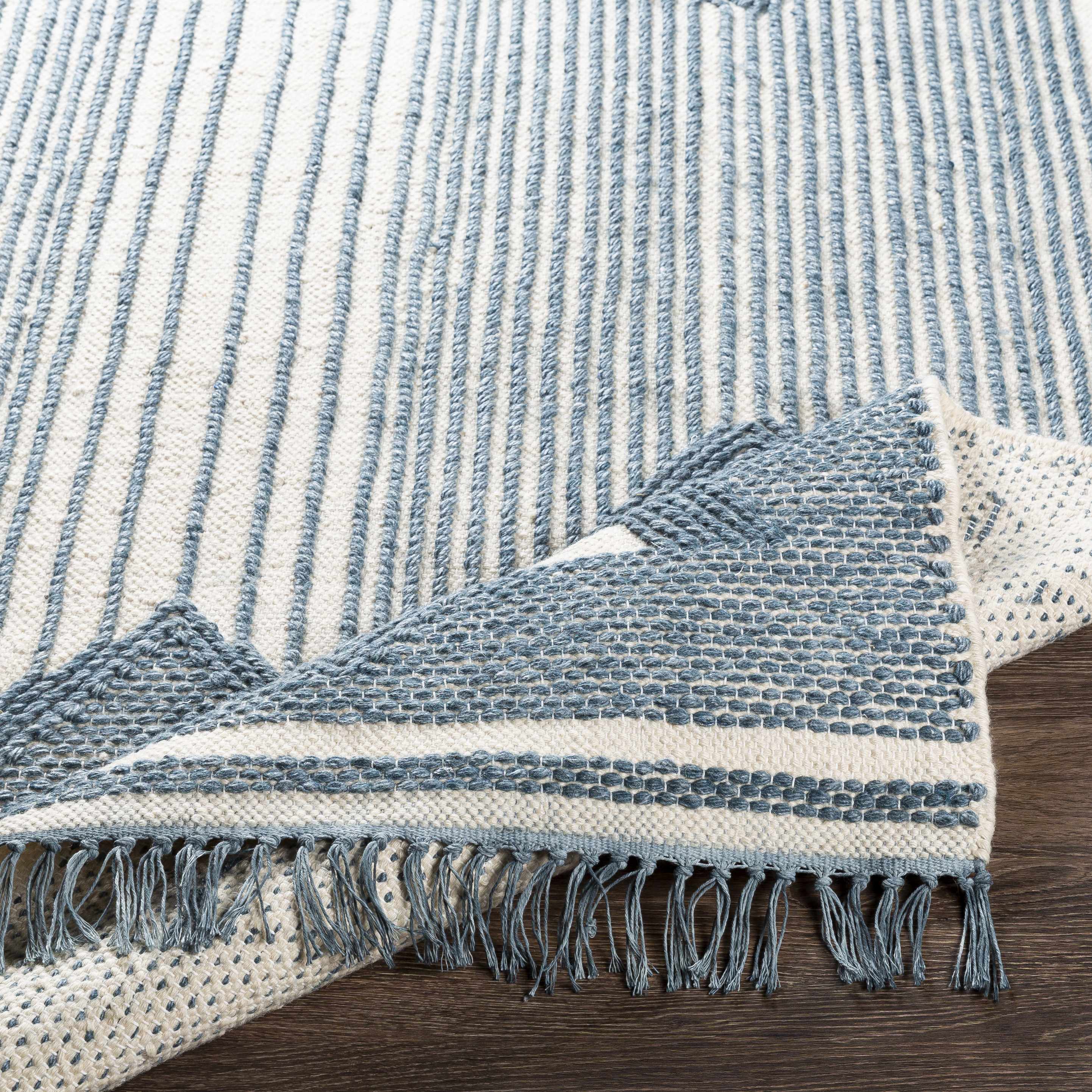 Aldbourne blauer flachgewebter Wollteppich mit Quasten &ndash; Ausverkauf
