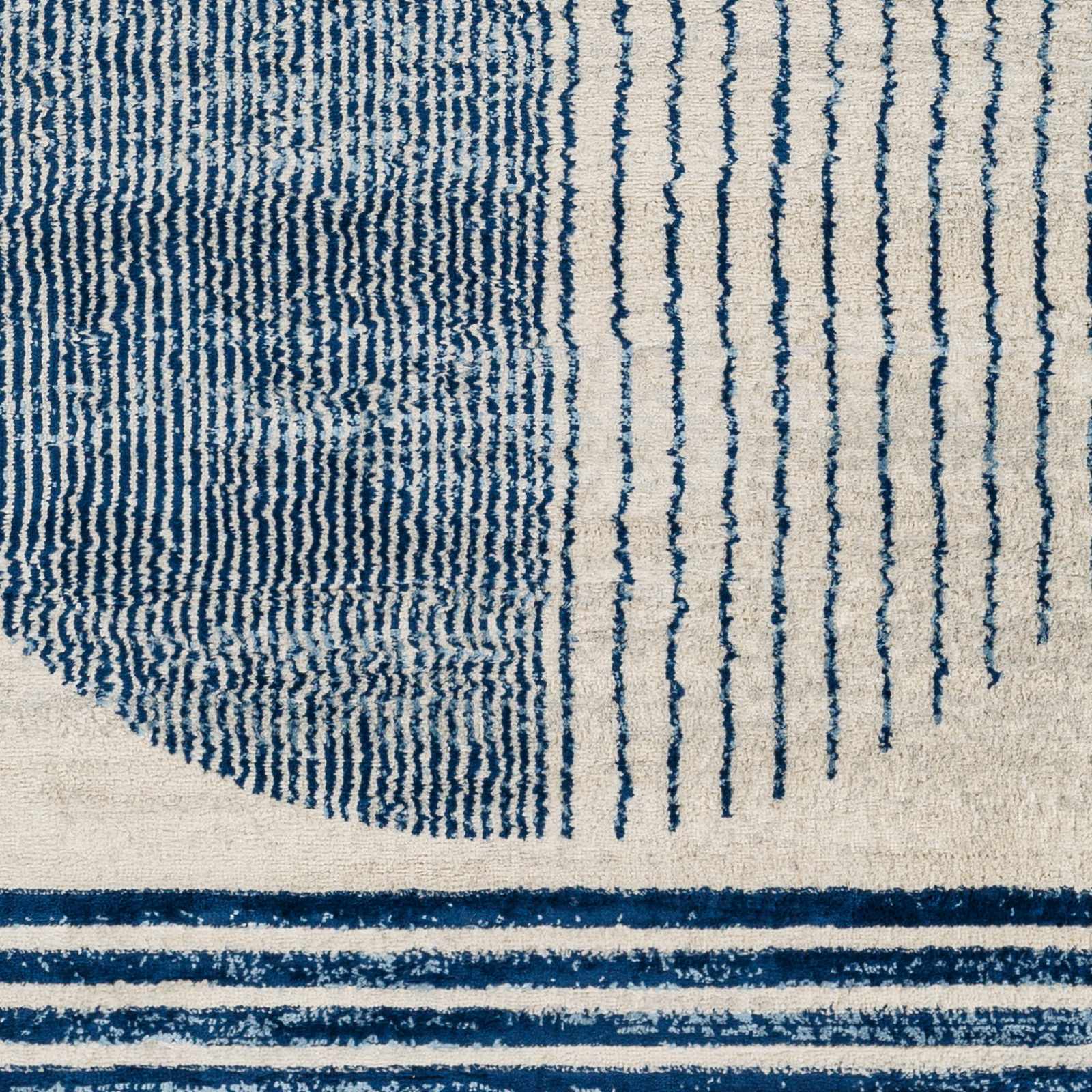 Geometrischer Zeke-Teppich in Wei&szlig; und Blau