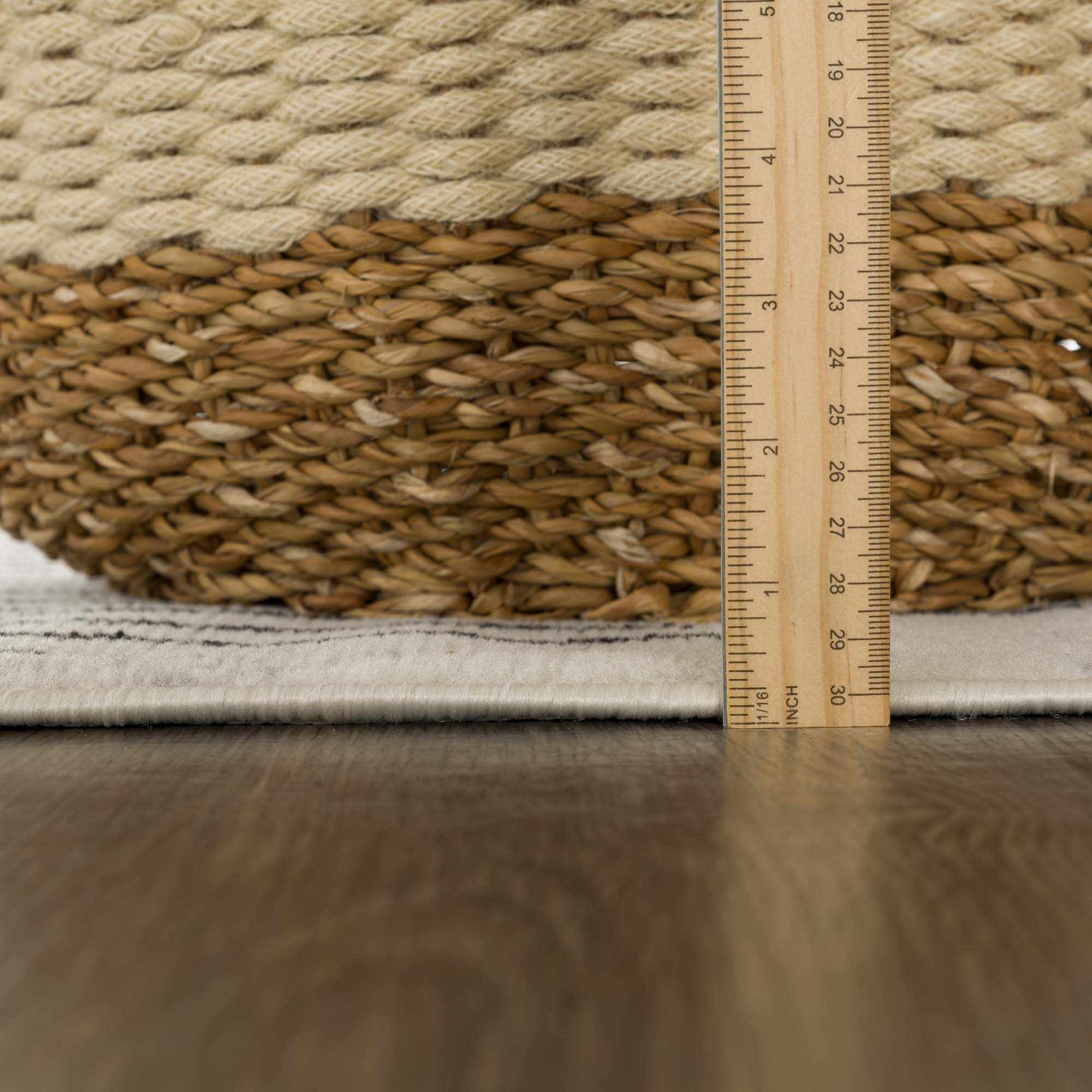 Schwarz-wei&szlig;er geometrischer Angus-Teppich