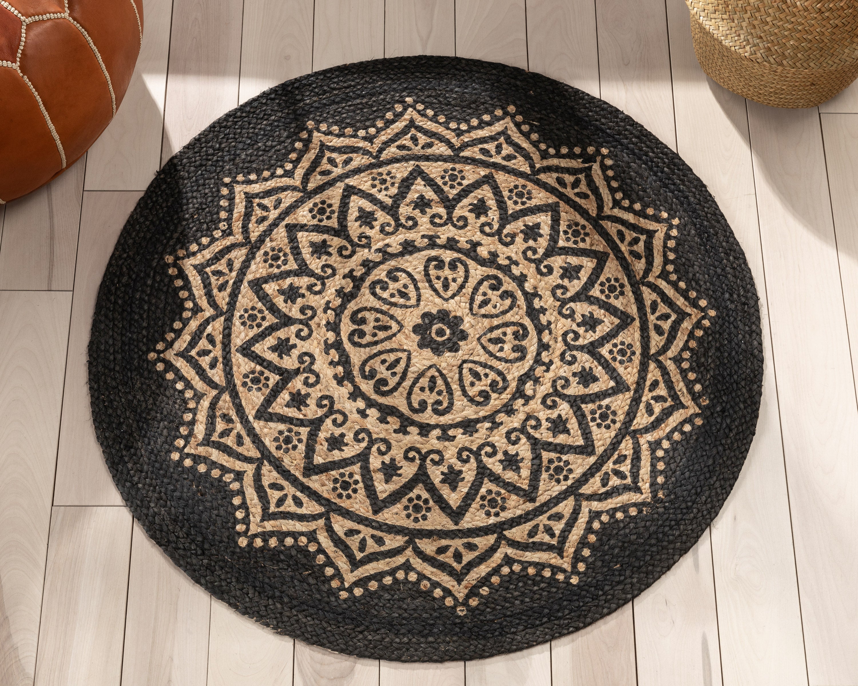 Kiera Bohemian Tribal handgeflochtener schwarzer Jute-Naturteppich