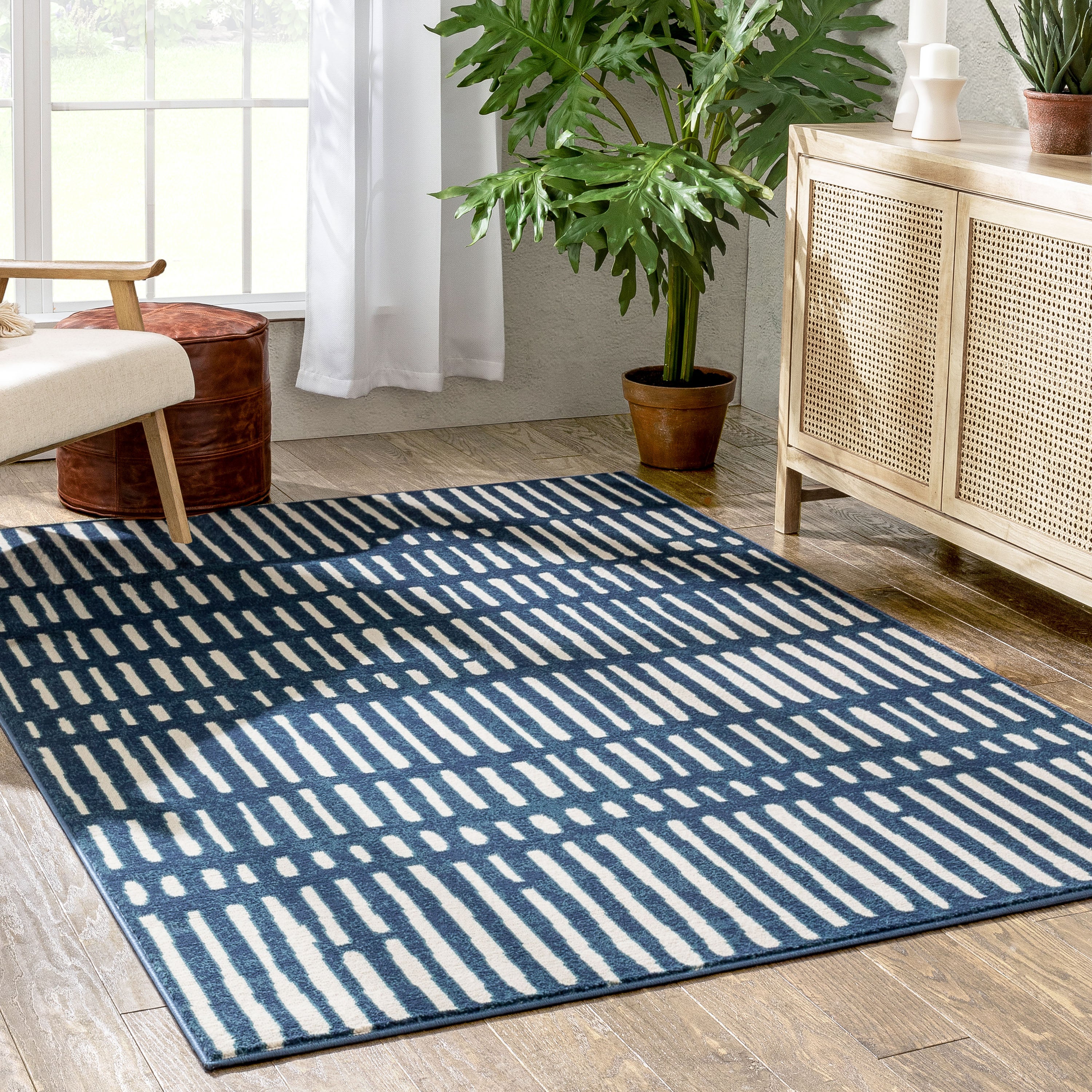 Wilder Tribal-Teppich mit geometrischen Streifen in Blau im Used-Look