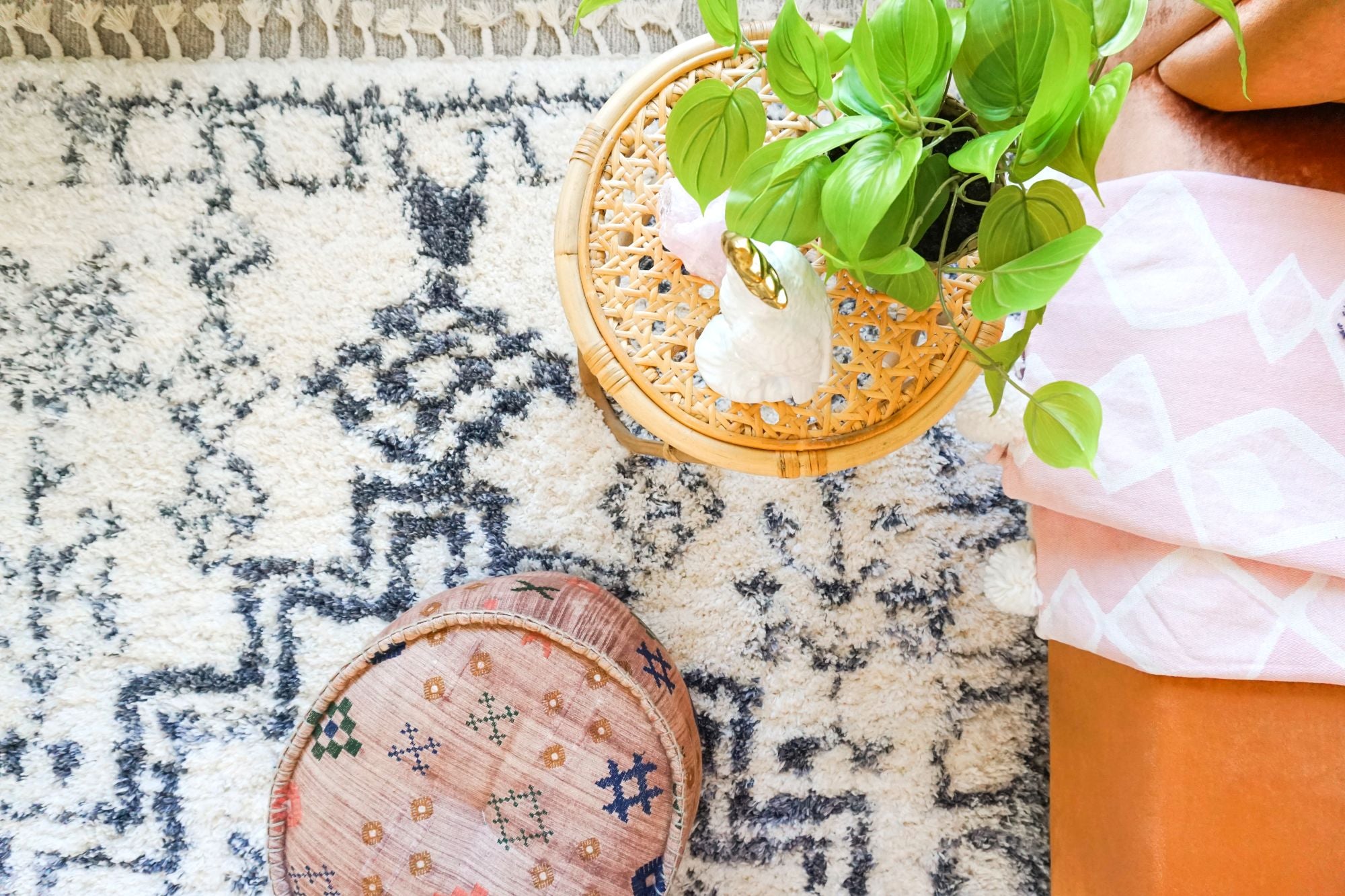 Emerson Tribal Medallion Ivory Super Soft Shag Rug von Rebecca Propes