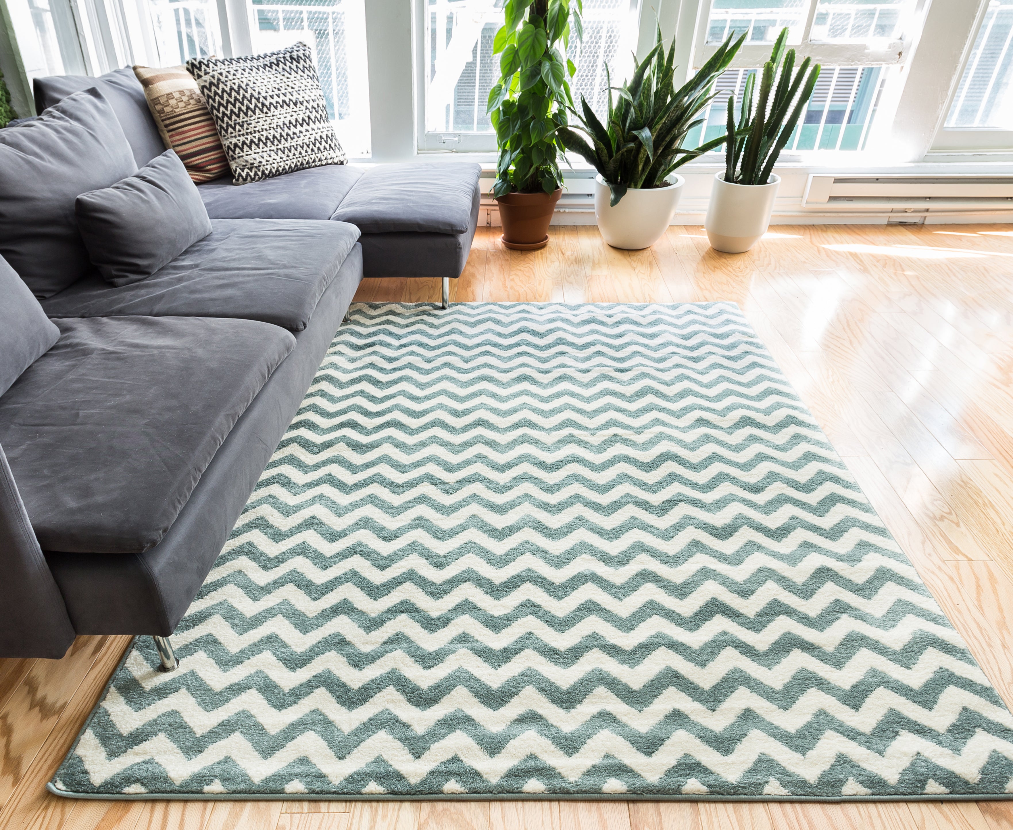 Eli Chevron Hellblauer moderner Teppich