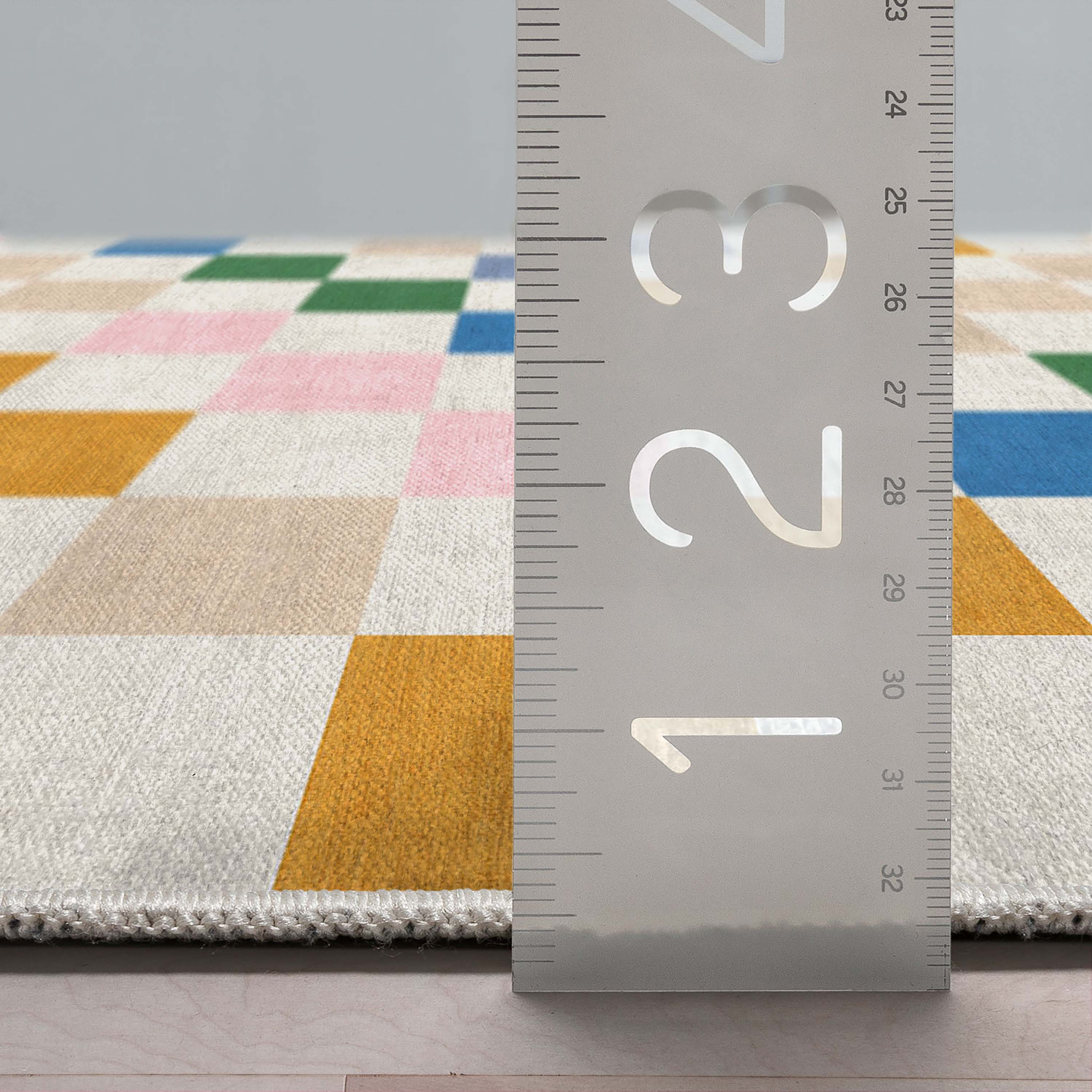 Moderner, mehrfarbig karierter, flach gewebter Kinderteppich &bdquo;Squares&ldquo;.