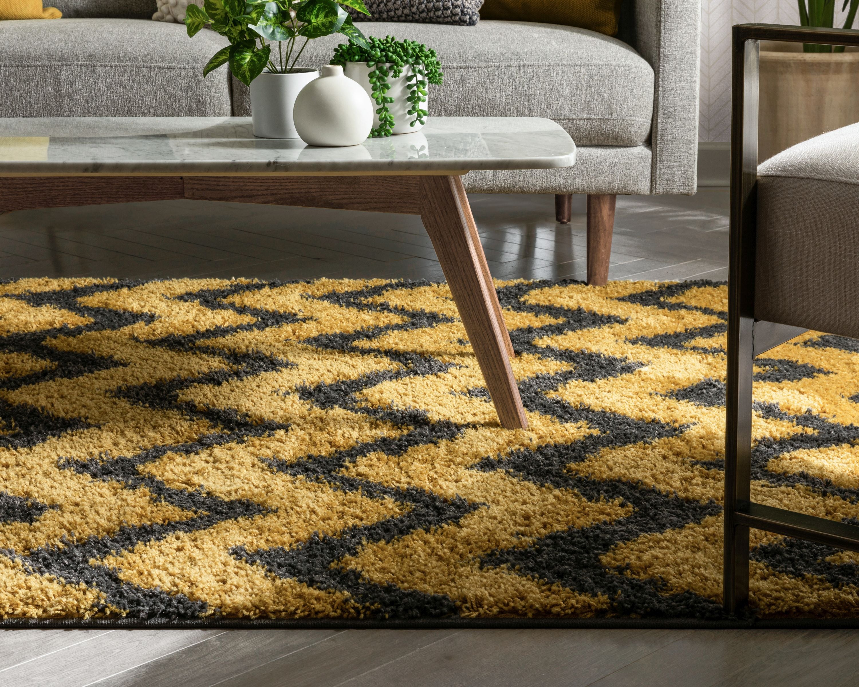 Moderner Teppich &bdquo;Passion Chevron Gold Grey&ldquo;.