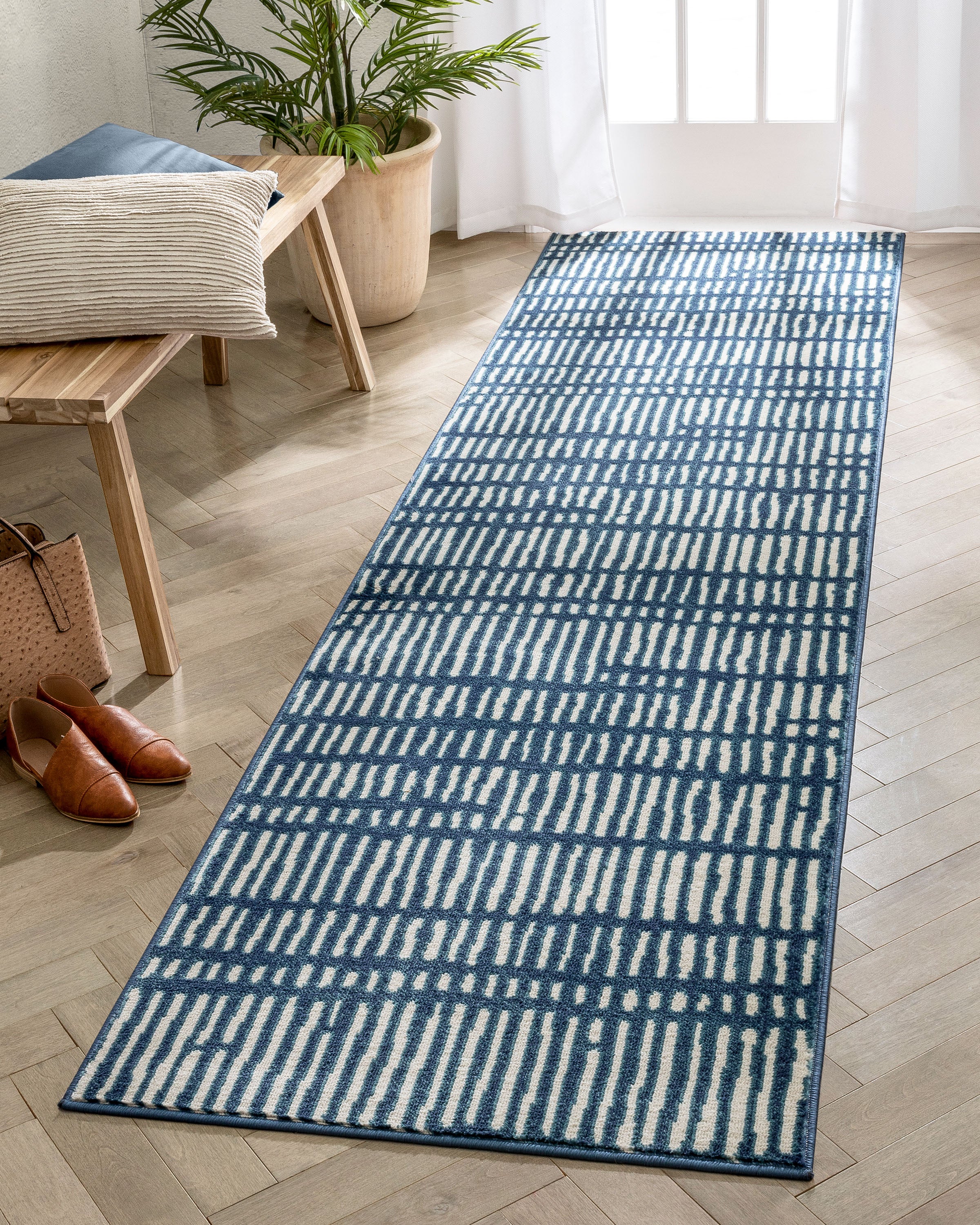 Wilder Tribal-Teppich mit geometrischen Streifen in Blau im Used-Look