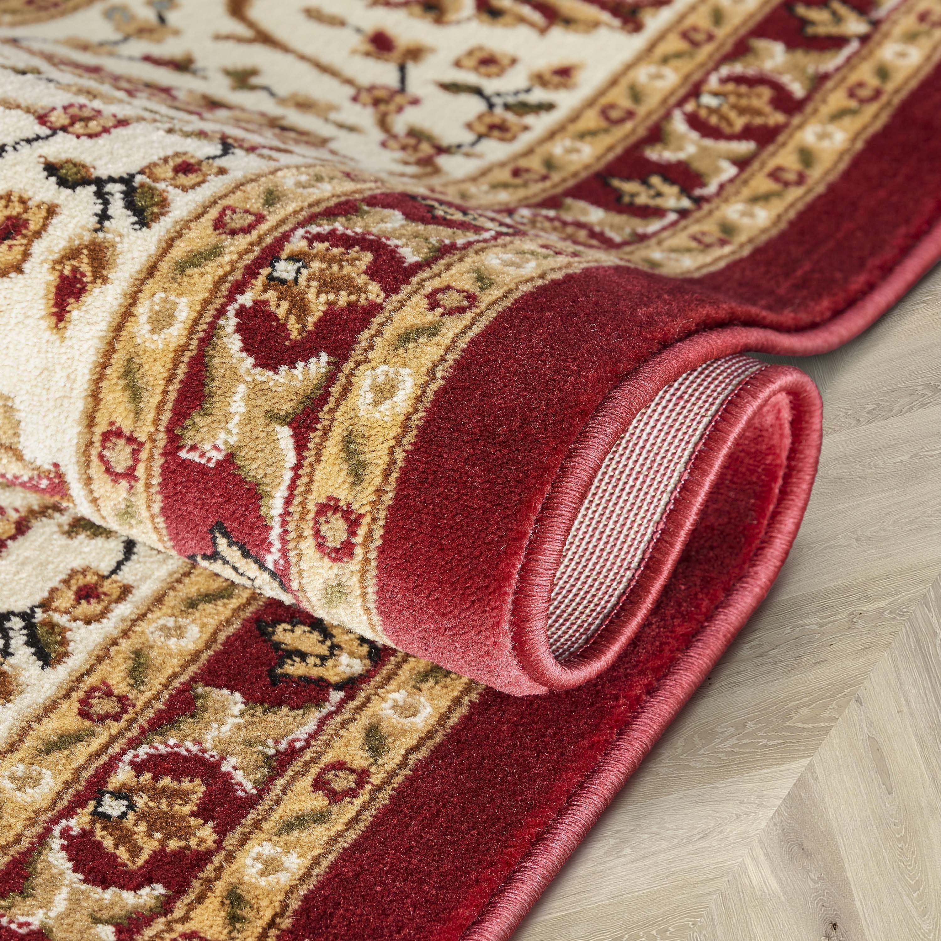 Traditioneller roter Sarouk-Teppich