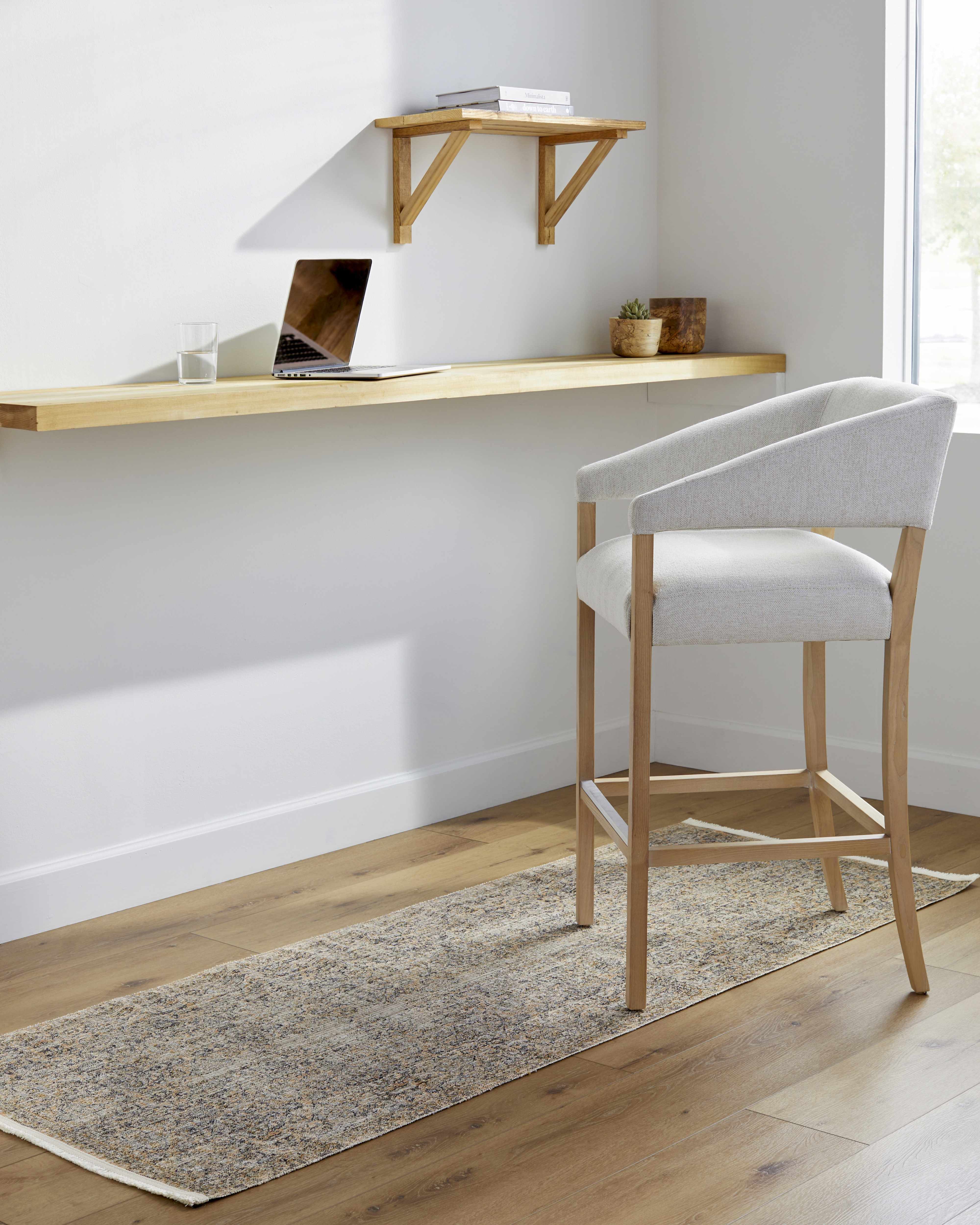Waschbarer Teppich &bdquo;Margaret Damask&ldquo; in Beige und Blau &ndash; Surya x Becki Owens