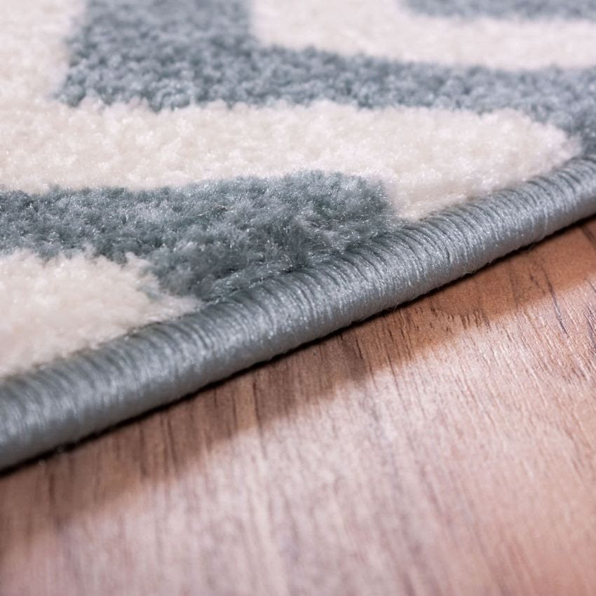 Eli Chevron Hellblauer moderner Teppich