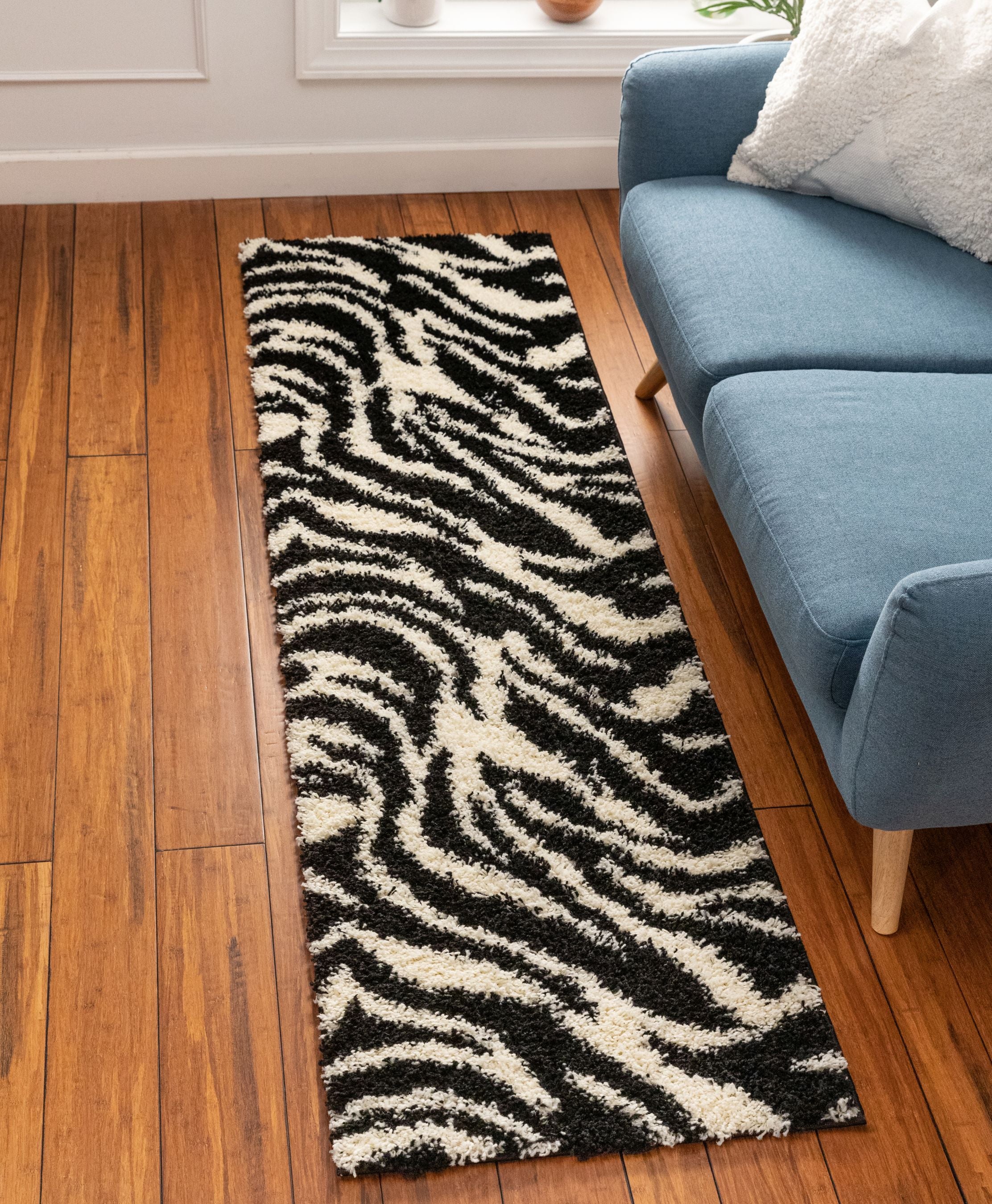 Moderner Shag-Teppich in Safari-Zebra-Optik in Schwarz