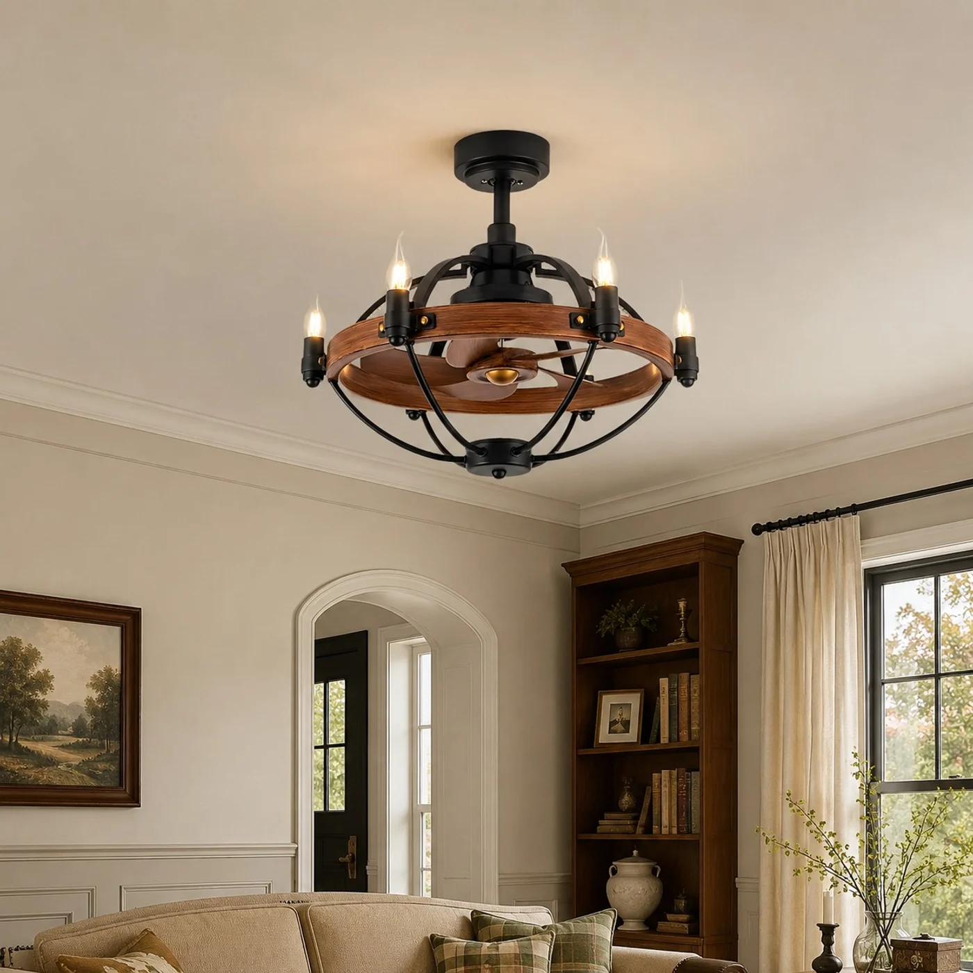 Lustre de teto em formato de roda de carroça, estilo casa de fazenda, claramente visível em uma sala de estar.