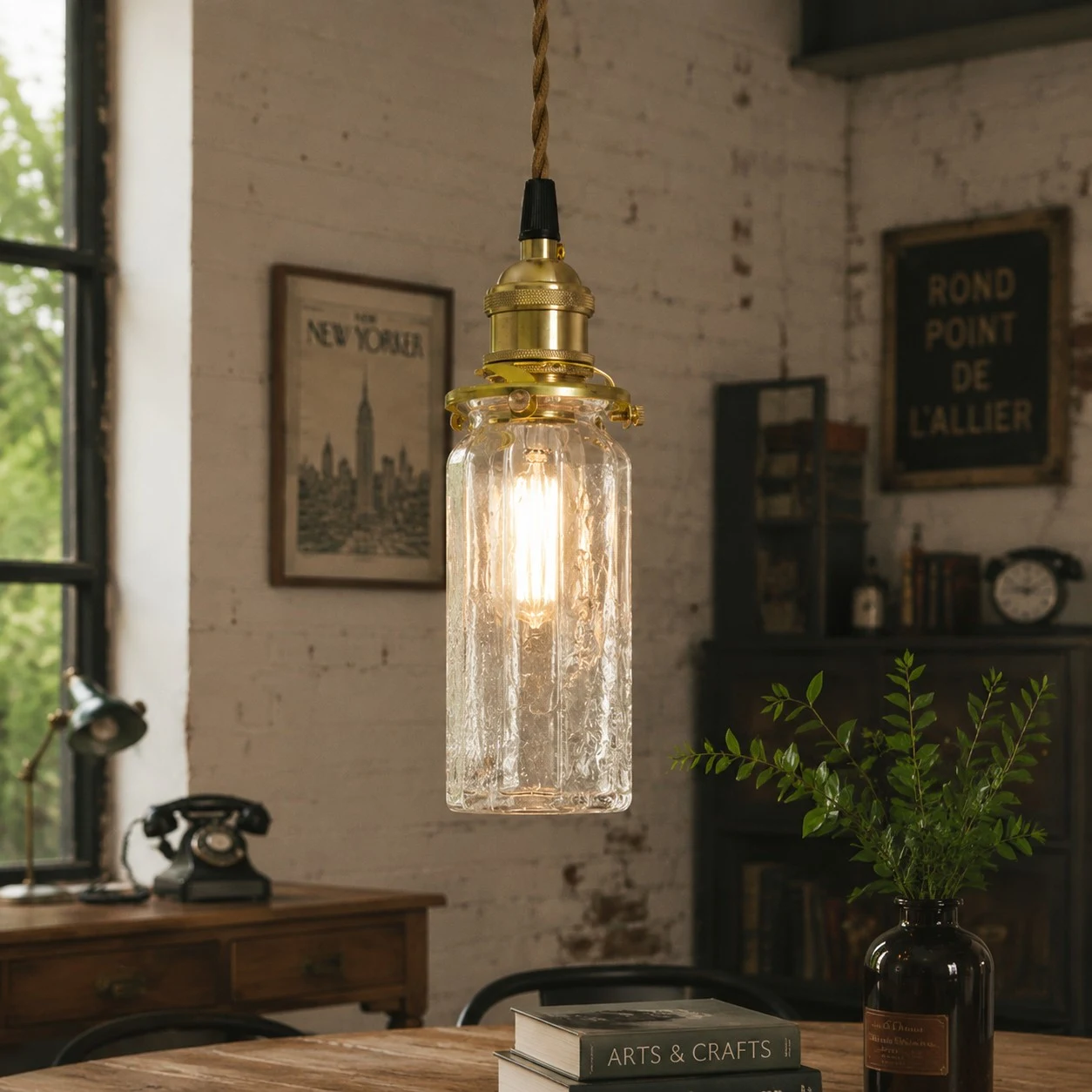 Luminária pendente em um ambiente retrô aconchegante.