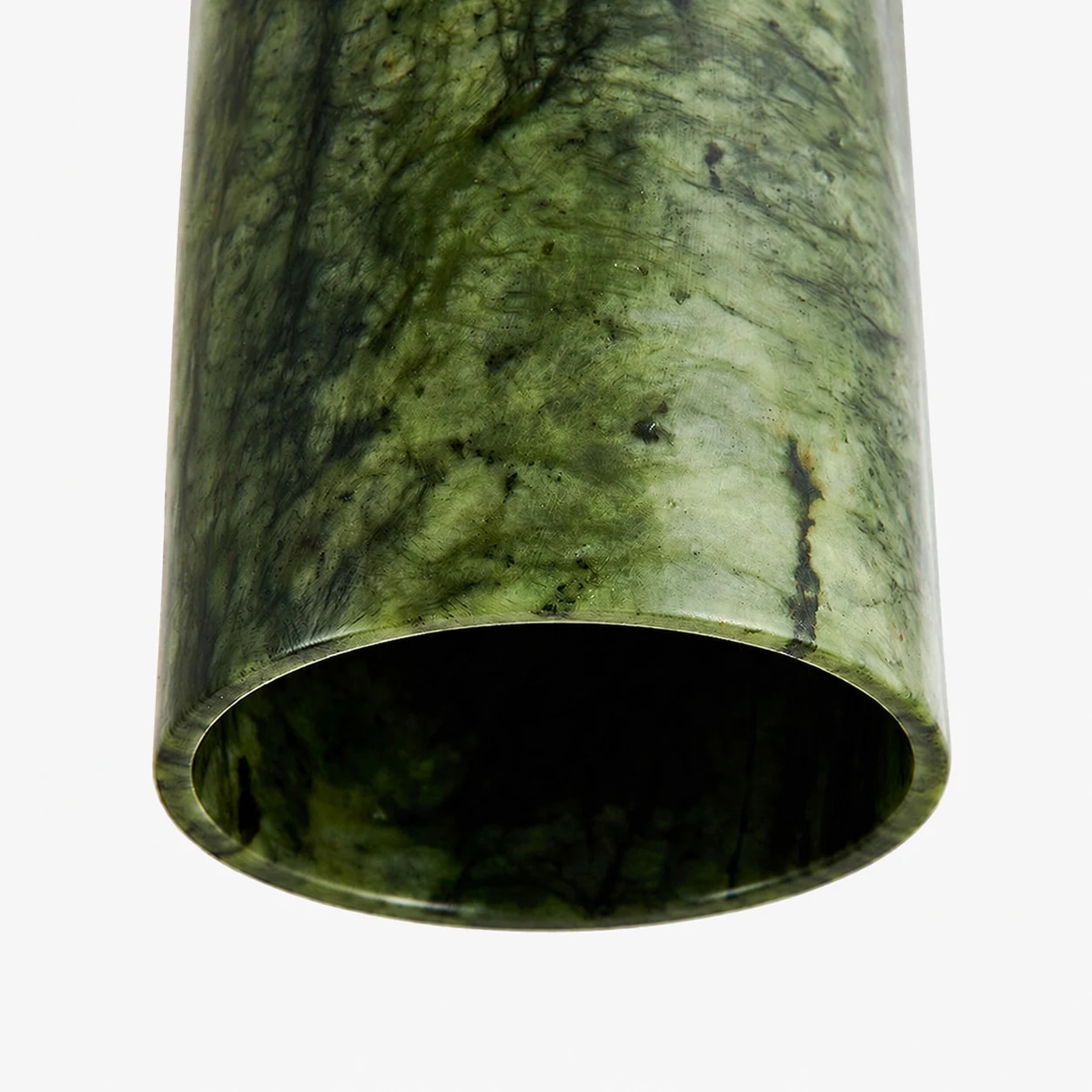 Close jade pattern and lower shade rim detail