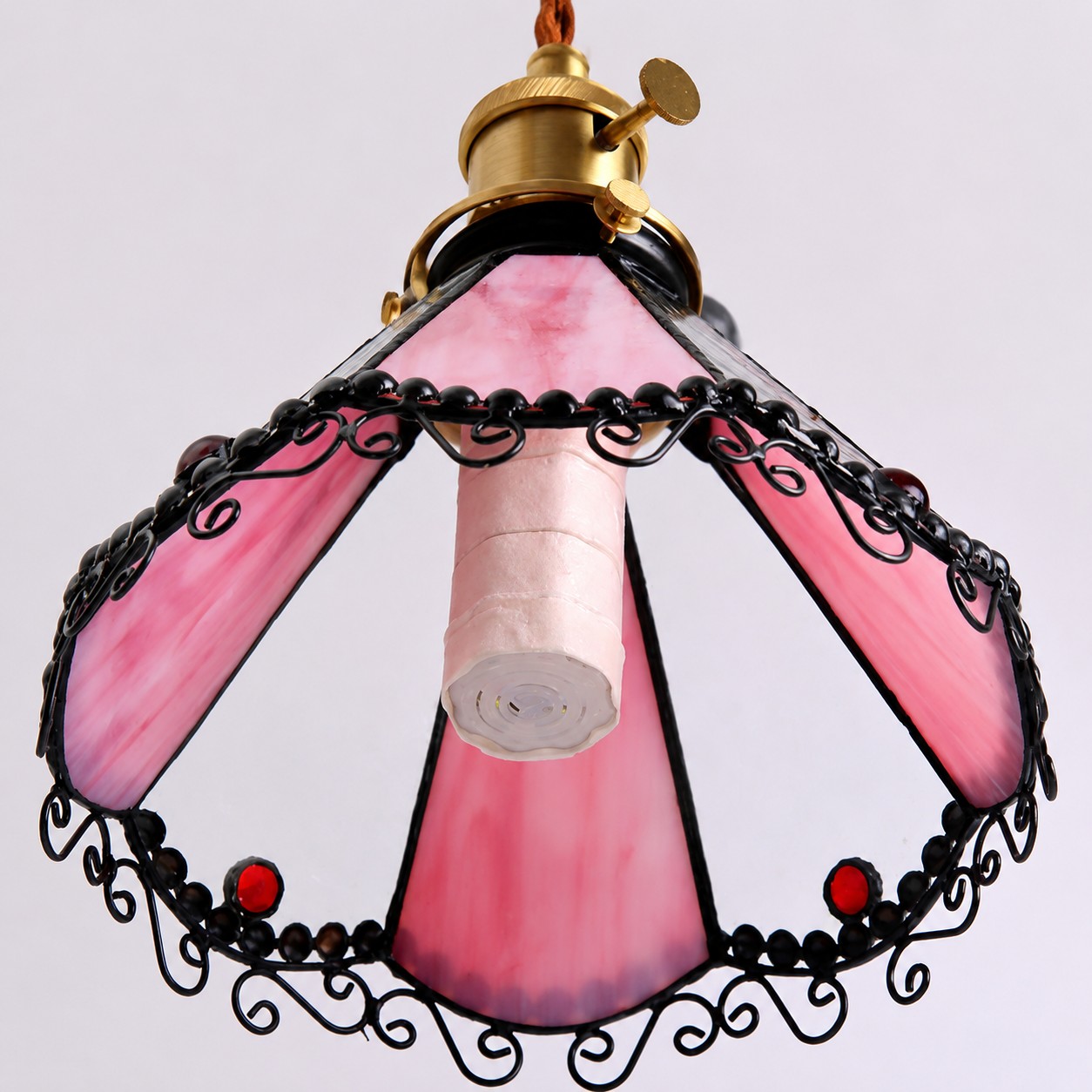 Decorative lower rim and glass shade detail
