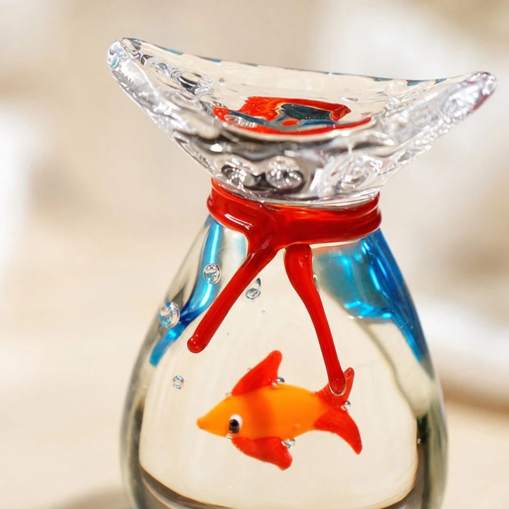 Gros plan sur le bord arrondi d'un ornement en verre en forme de poisson rouge