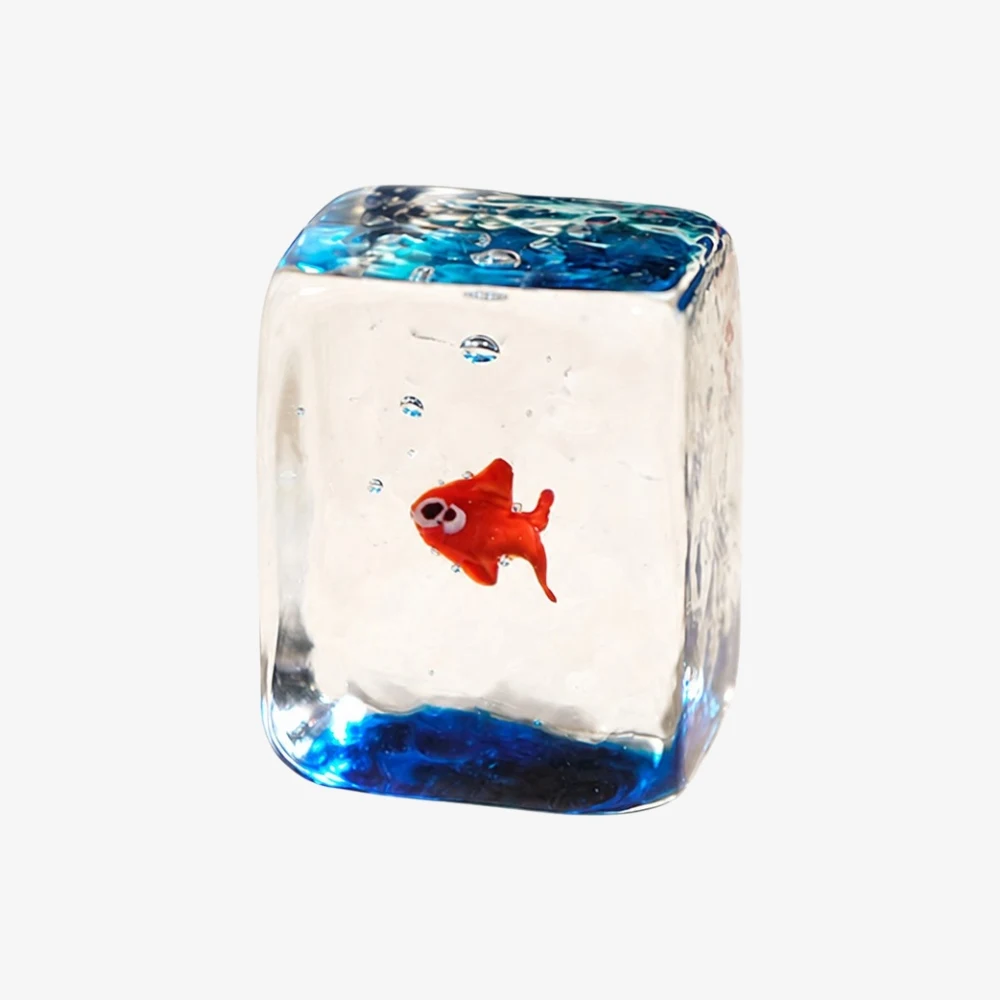 Ornement carré en verre fait main en forme de poisson rouge
