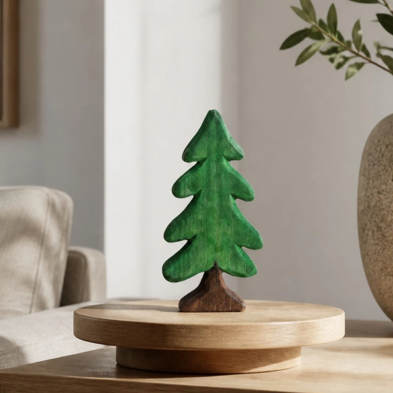 Ornement en bois en forme de sapin de pin sur un présentoir rond