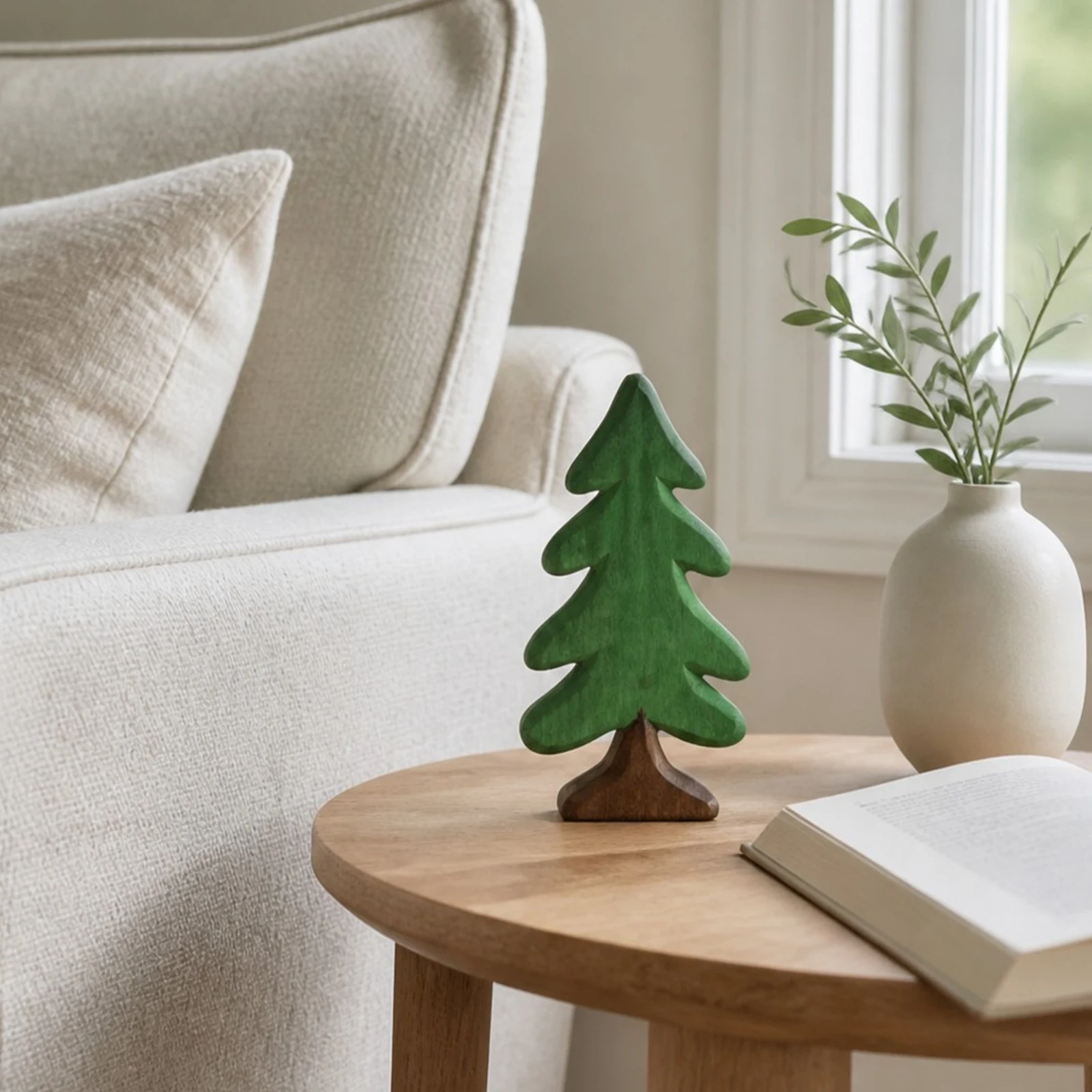 Décoration de sapin de pin posée sur une table basse