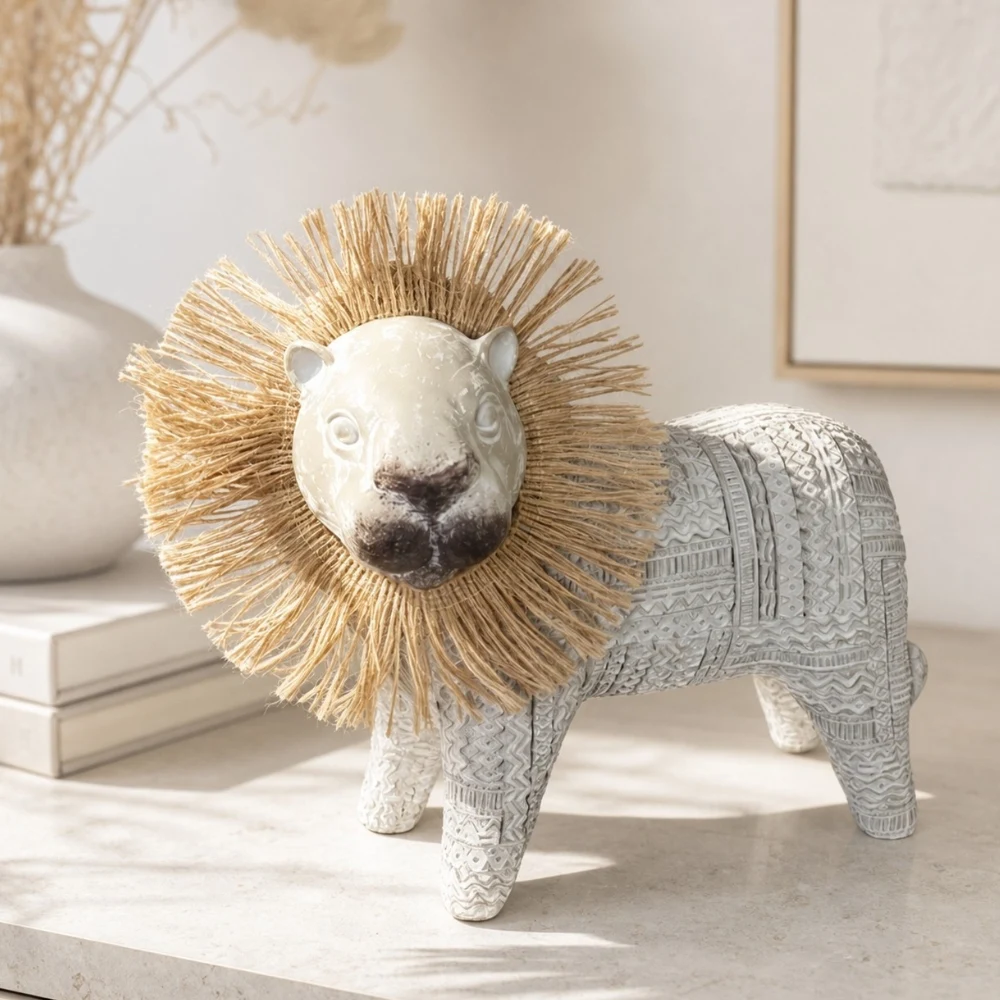 Lion décoratif en résine, posé sur une étagère de table neutre