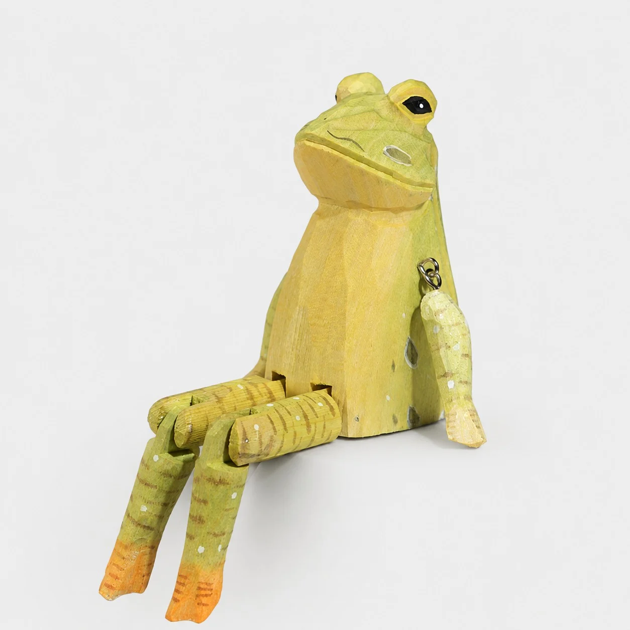 Ornement de grenouille en bois sculpté à la main