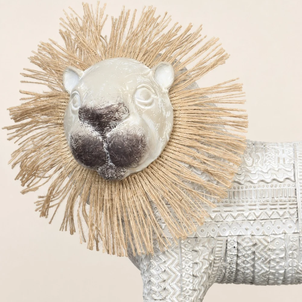 Gros plan sur la crinière de lion tissée et le visage brillant