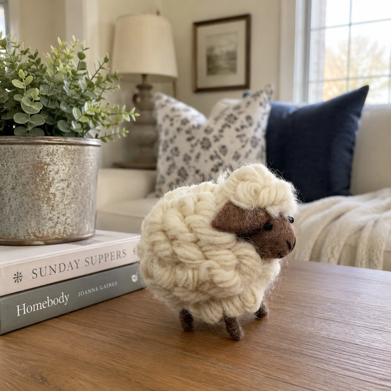 Figurine de mouton faite à la main, décorée de livres et de verdure