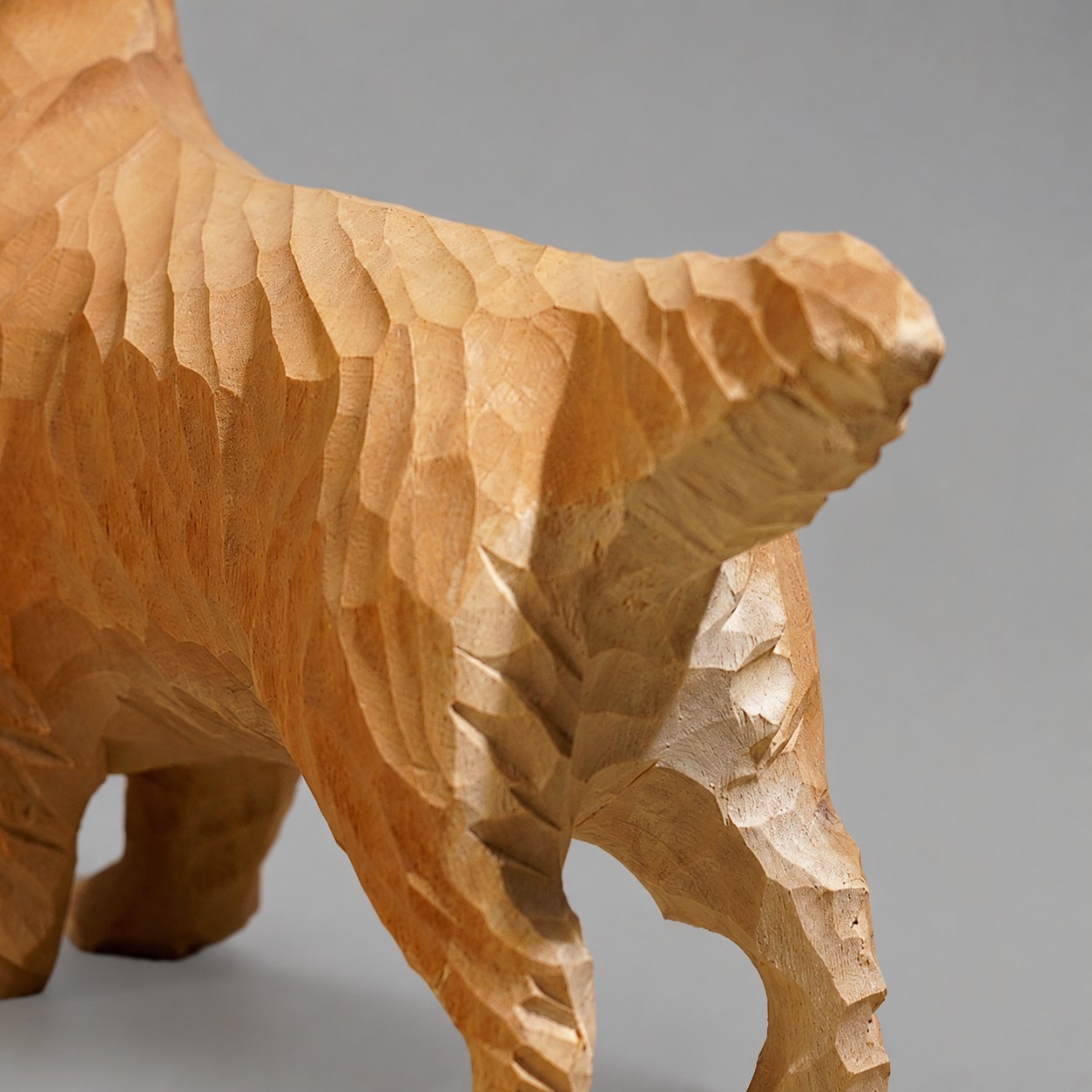 Détails de fourrure sculptée et de queue relevée