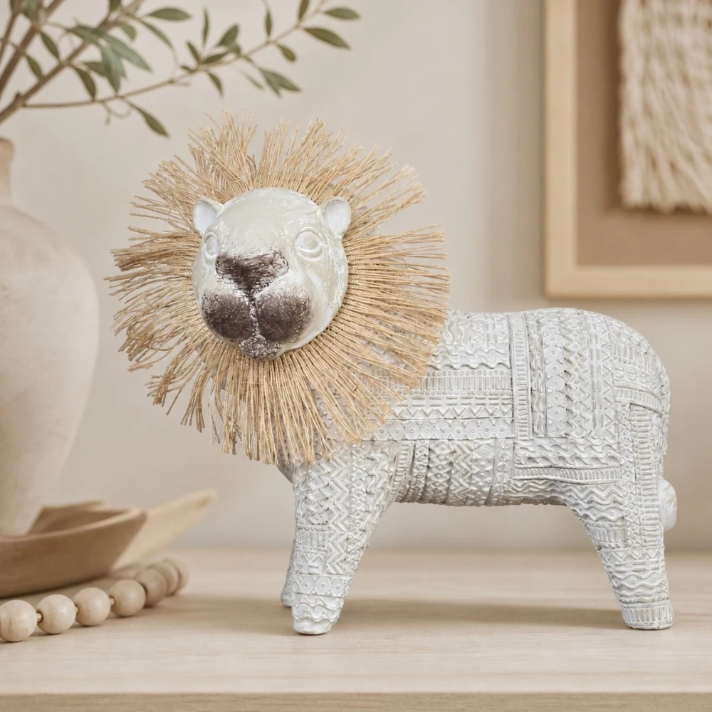 Lion décoratif en résine, posé sur une étagère de table neutre