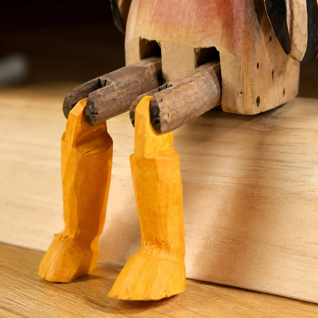 Ornement en bois posé sur le bord d'une table