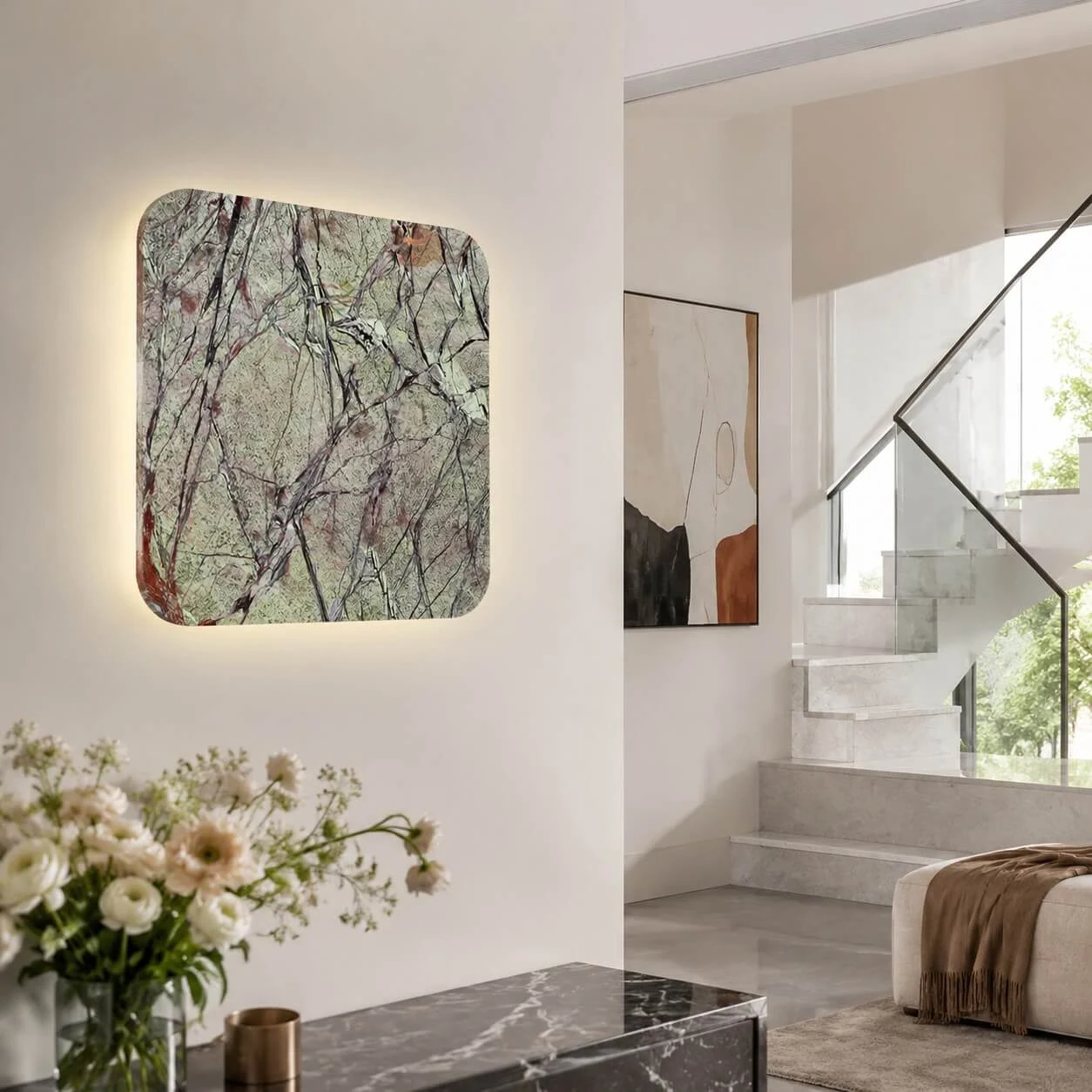 Lampadario a muro in pietra sul pianerottolo delle scale