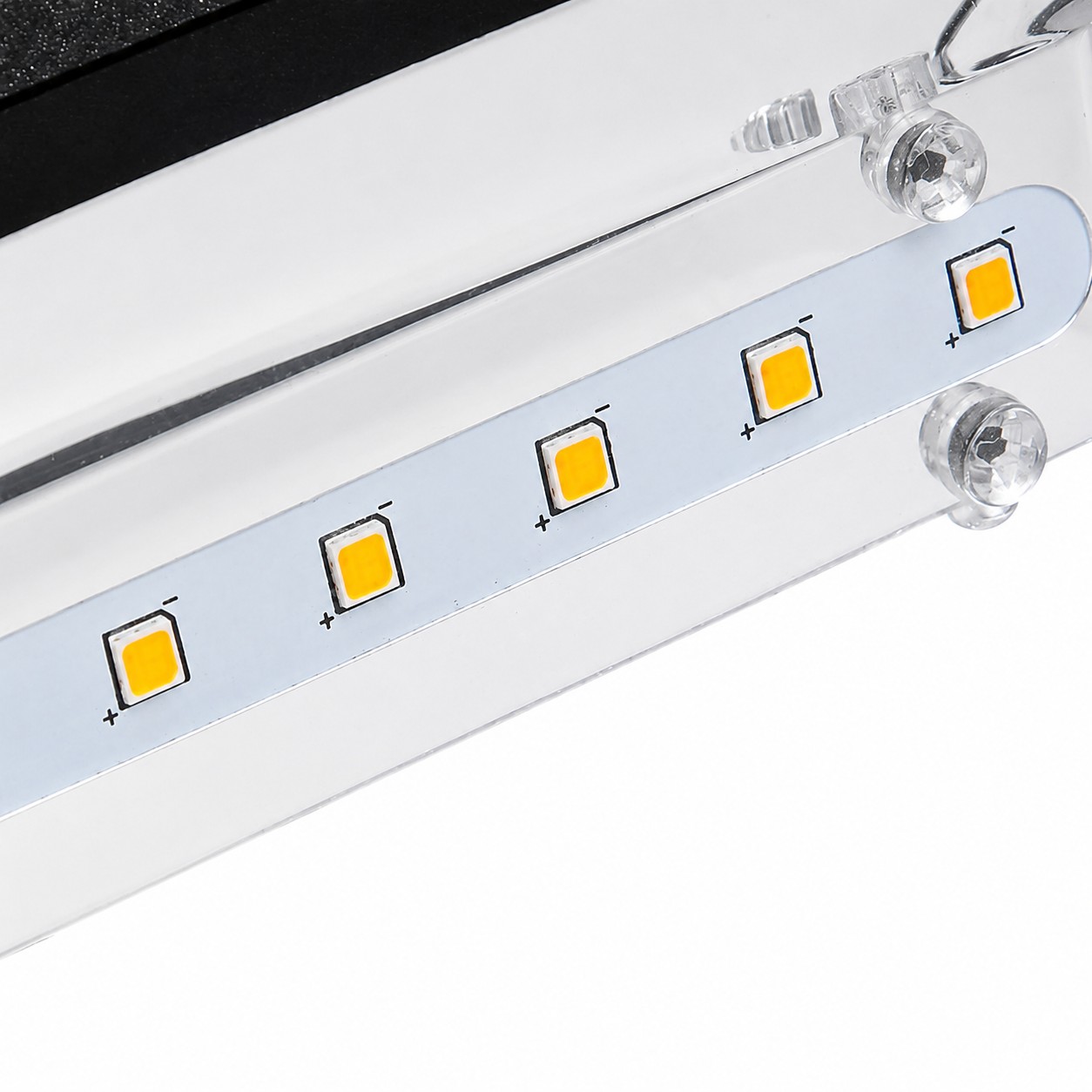 Módulo LED inferior y reflector dentro de la lámpara de pared exterior negra