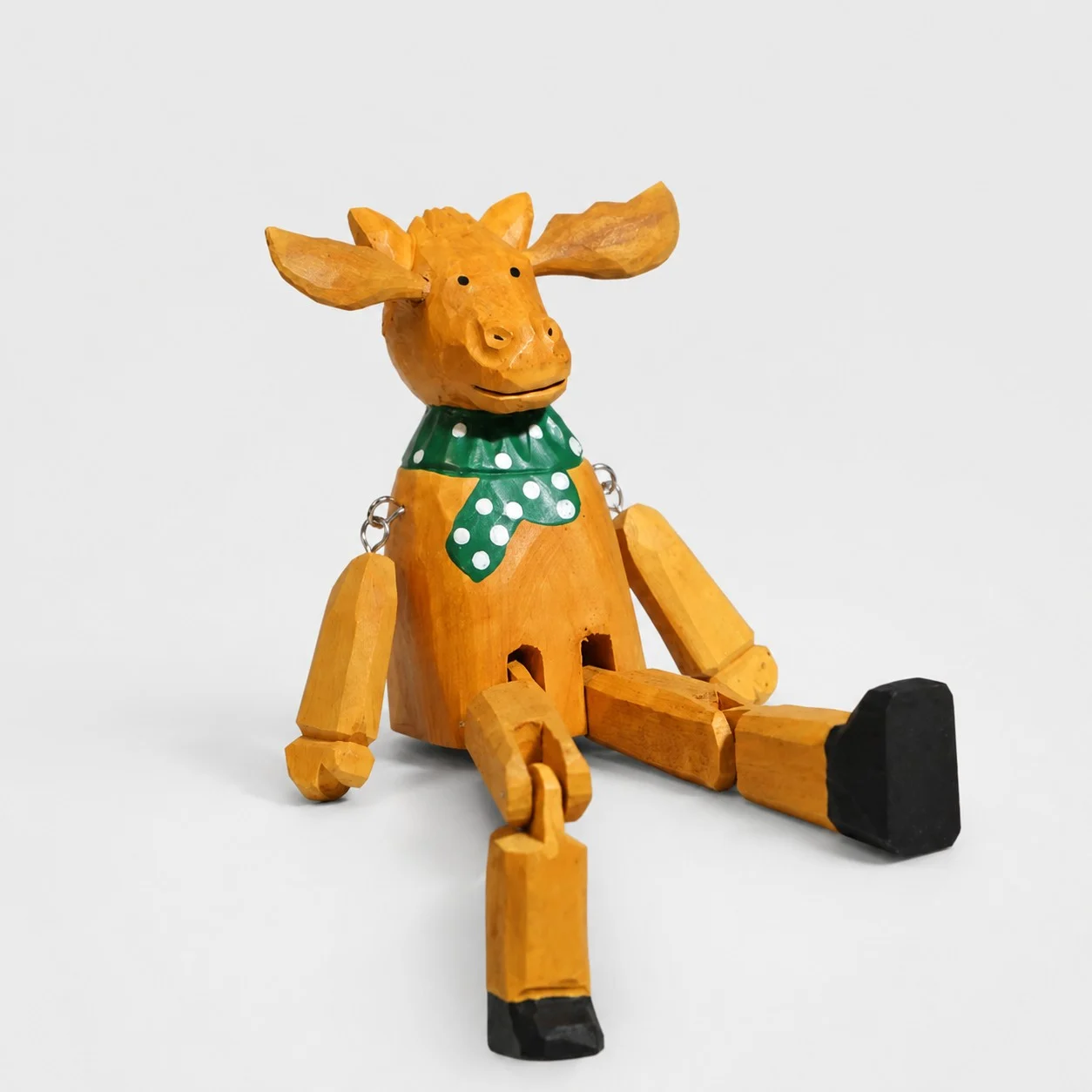 Renne de Noël en bois sculpté à la main avec une écharpe verte