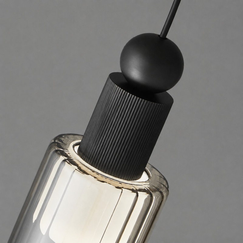 Detalle del colgante de cristal acanalado negro cobrizo