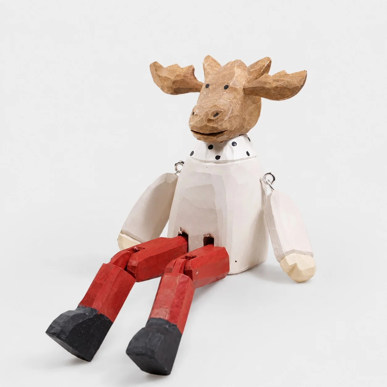 Renne de Noël en bois sculpté à la main avec des pattes rouges